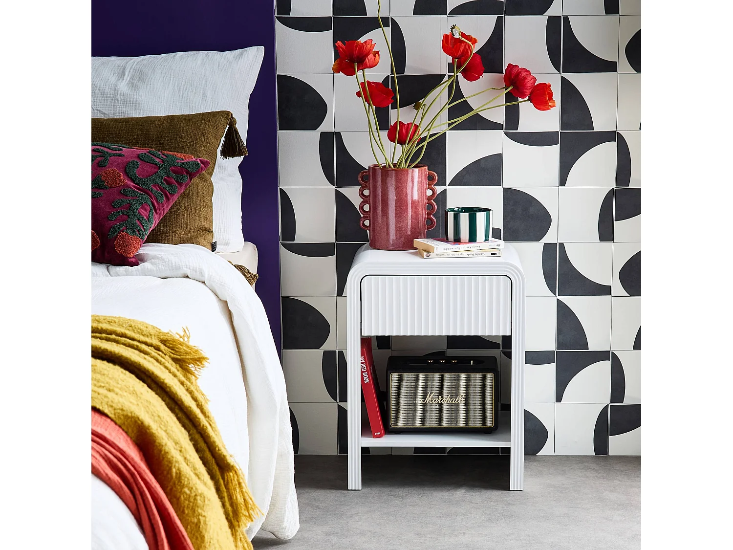 Table de chevet effet bois blanc rainuré 1 tiroir. 1 étagère