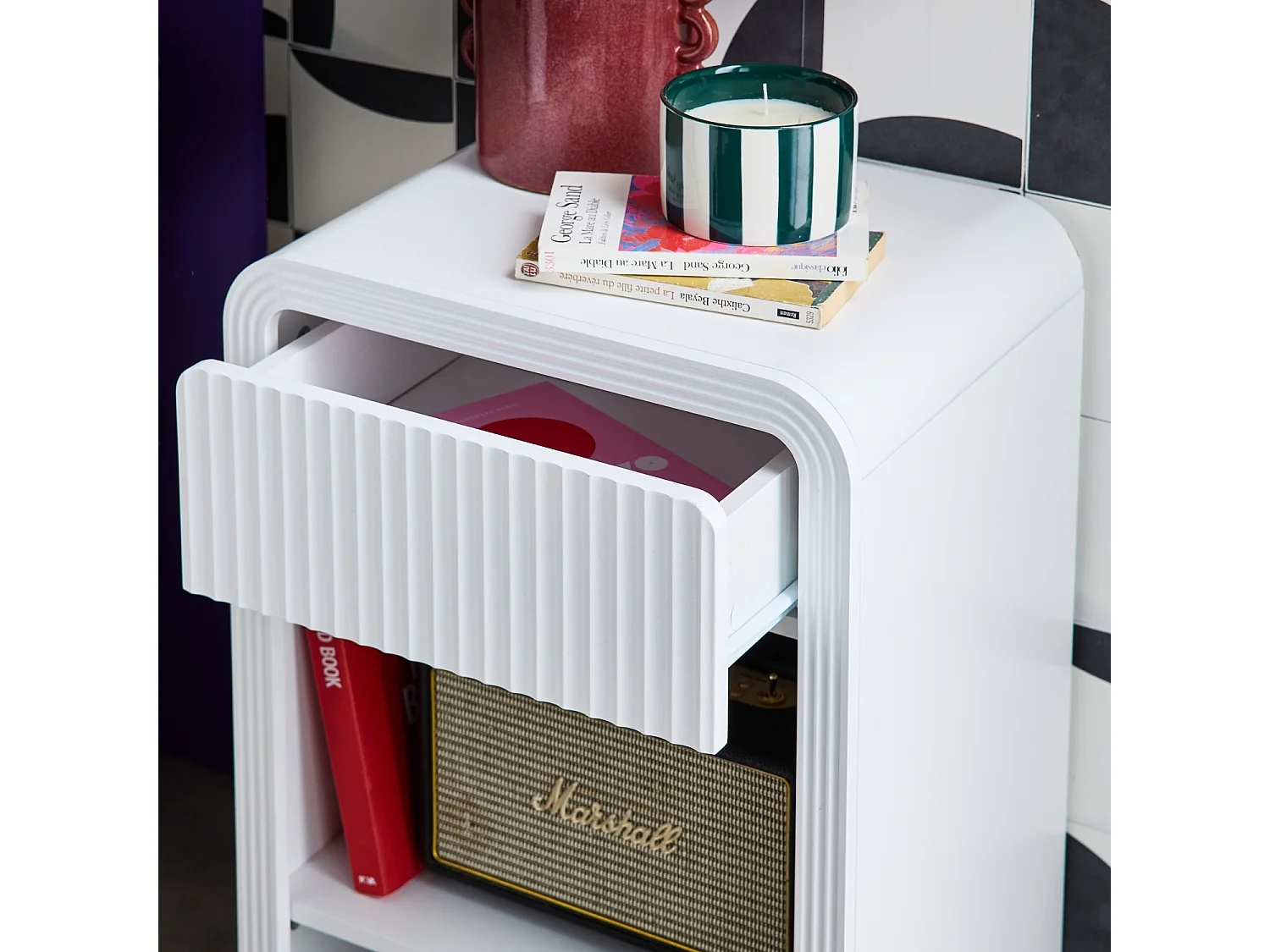 Comodino effetto legno scanalato 1 cassetto, 1 ripiano, bianco