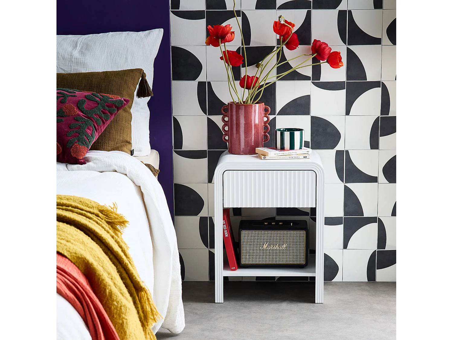 Lot de 2 tables de chevet effet bois blanc rainuré 1 tiroir. 1 étagère