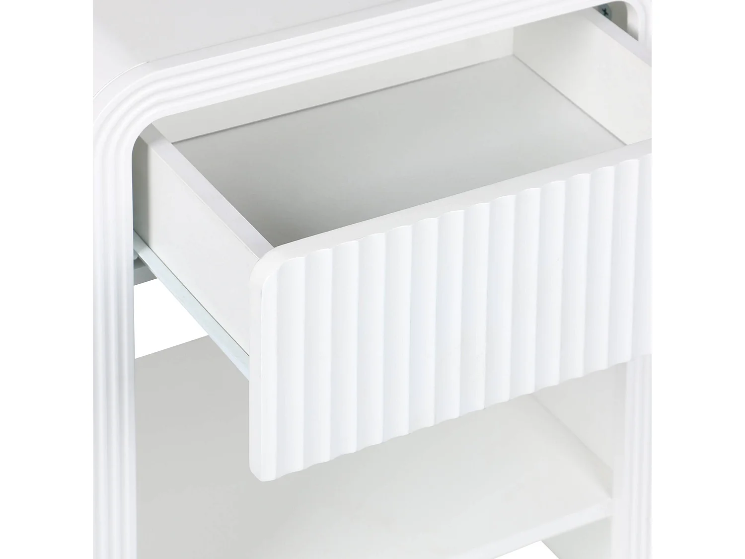 Lot de 2 tables de chevet effet bois blanc rainuré 1 tiroir. 1 étagère