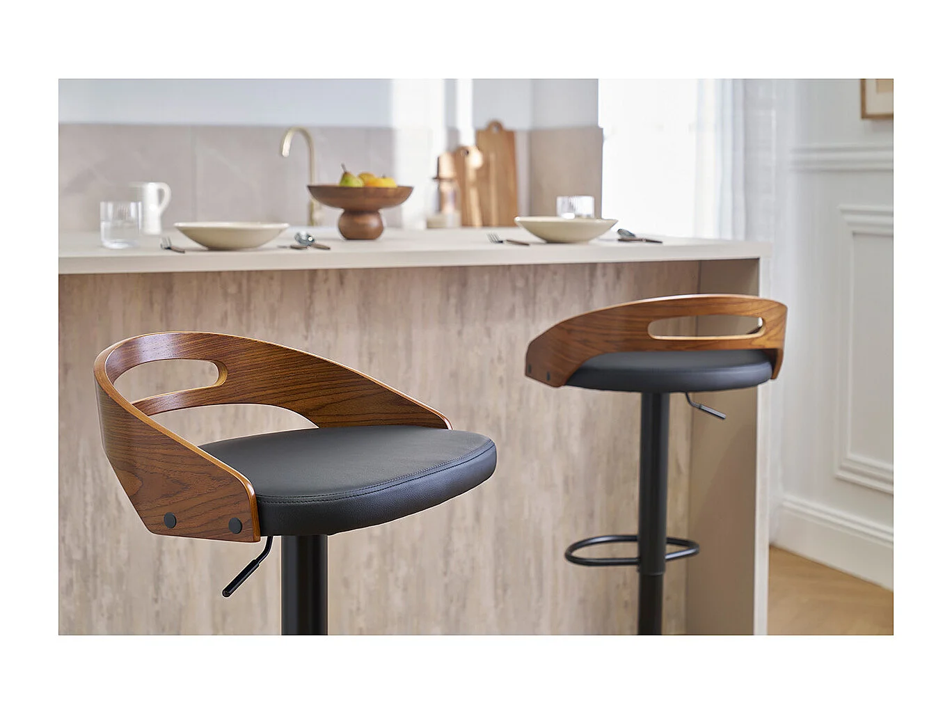 Sgabello da bar regolabile design noce e poliuretano nero MANO