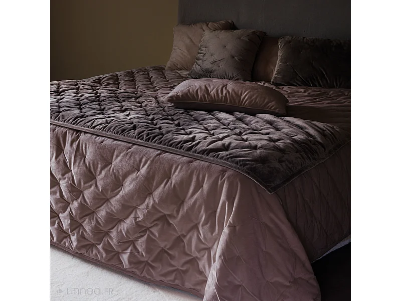 Couvre-lit 240x260 GIPSY velours piquage points brodés gris Bison