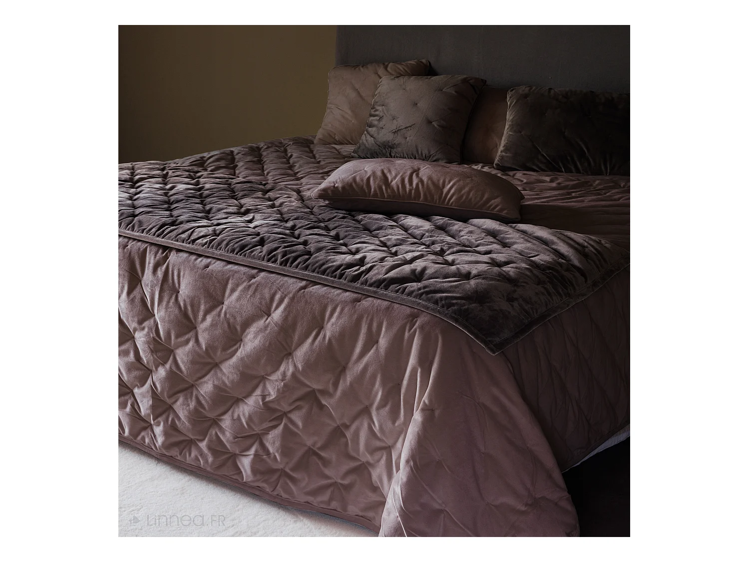 Couvre-lit 240x260 GIPSY velours piquage points brodés gris Bison