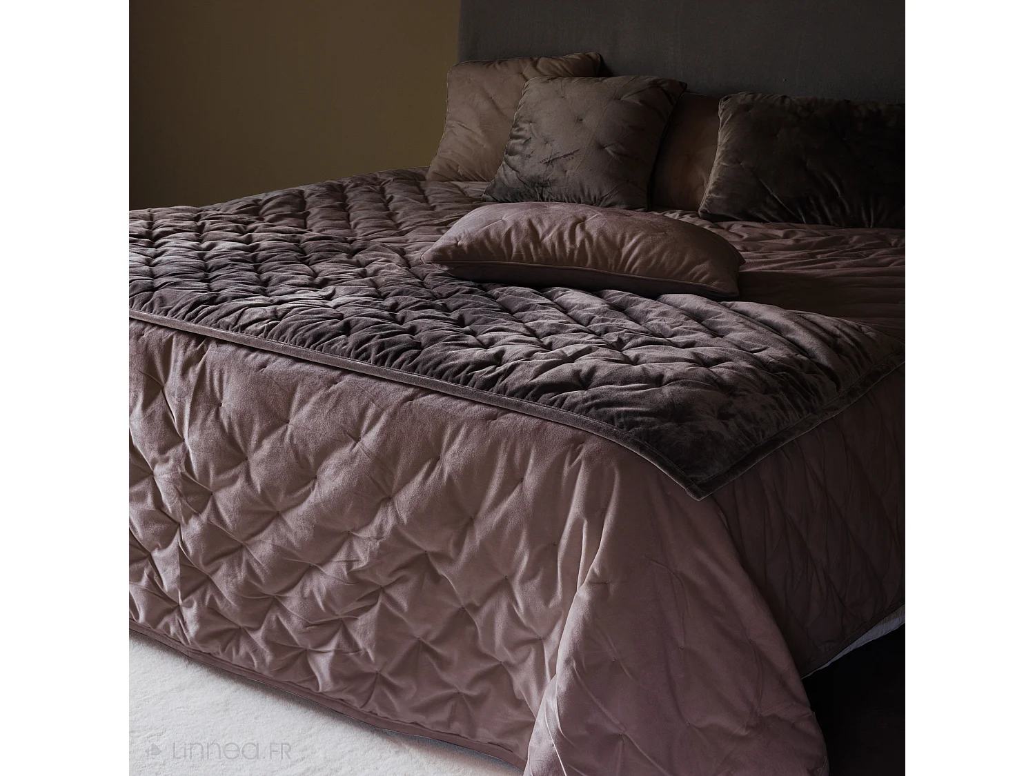 Couvre-lit 240x260 GIPSY velours piquage points brodés gris Bison