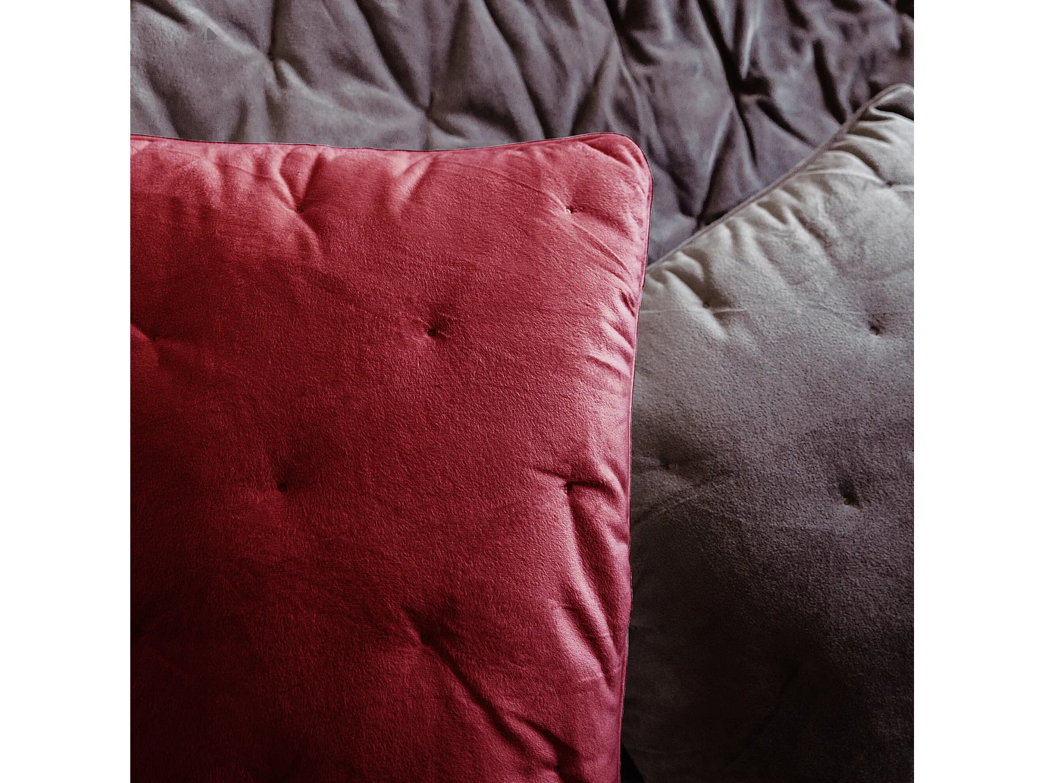 Couvre-lit 240x260 GIPSY velours piquage points brodés rose Pourpre