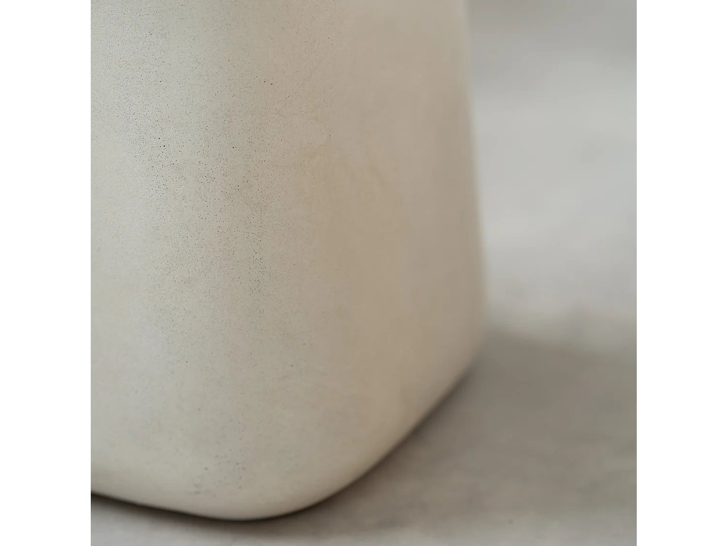 Table d'appoint carrée blanche en fibre d'argile effet béton - Samui