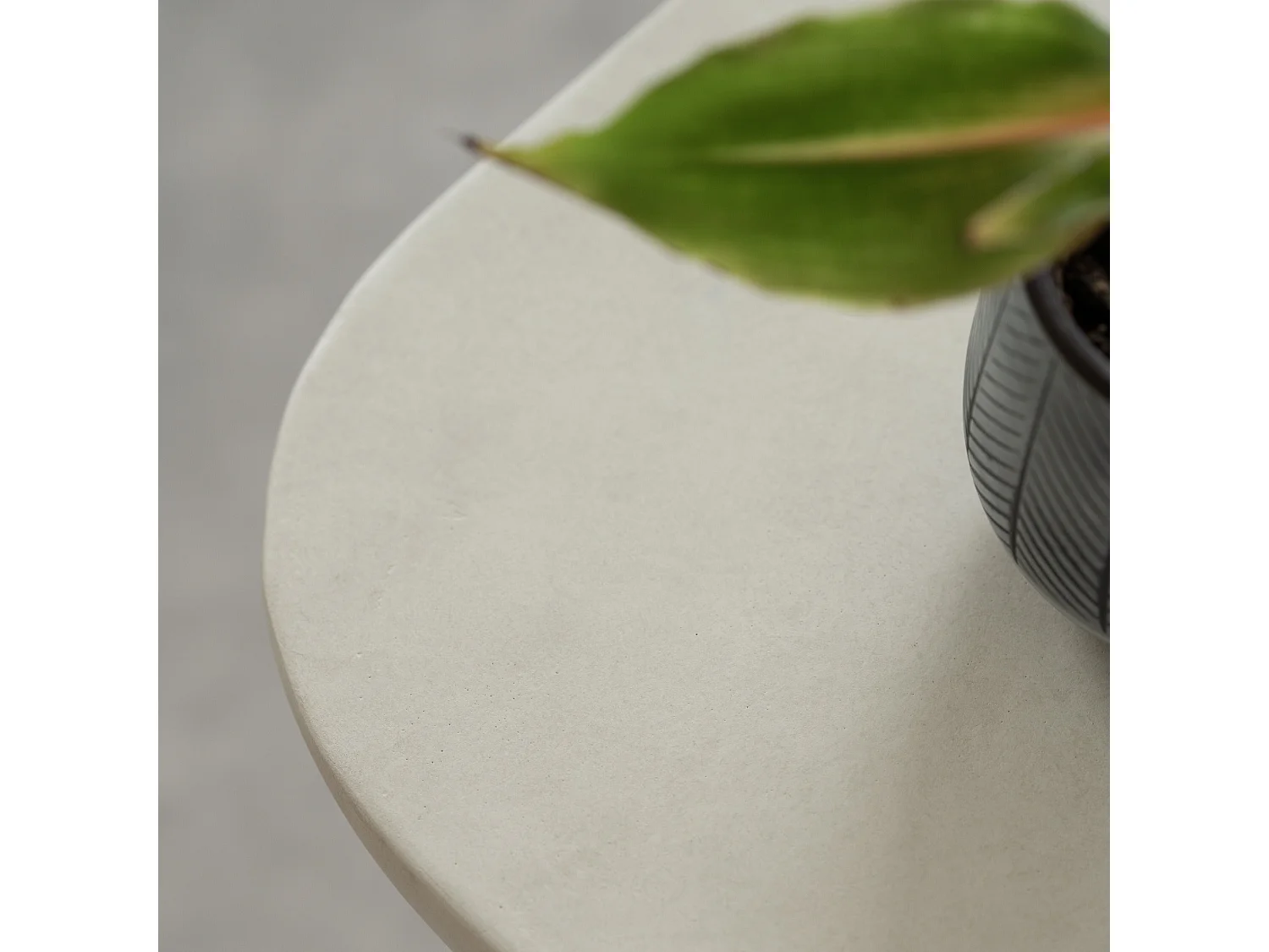 Table d'appoint carrée blanche en fibre d'argile effet béton - Samui