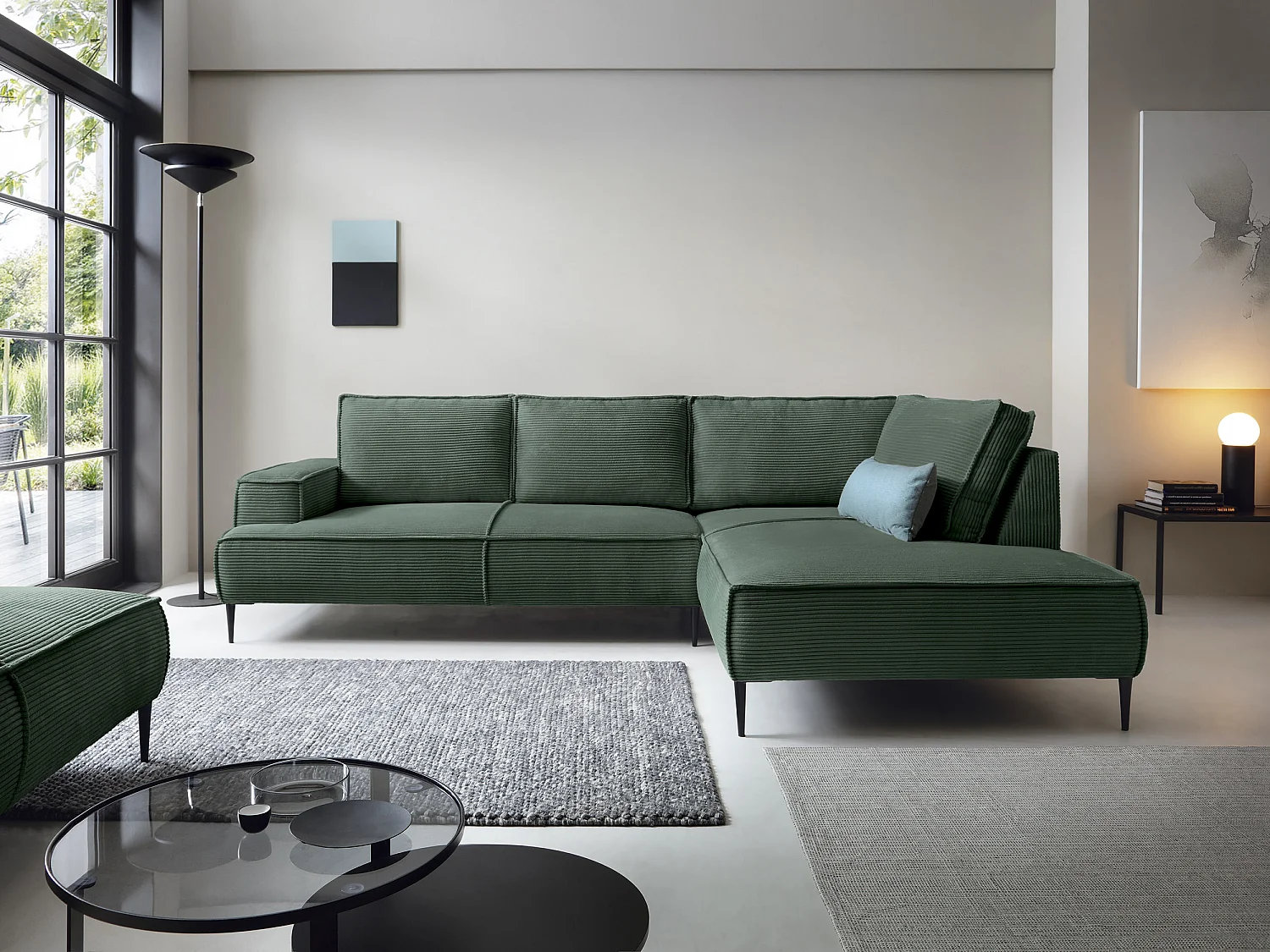 Kanapa narożna prawostronna dużych rozmiarów ze sztruksu w butelkowej zieleni - GINETO