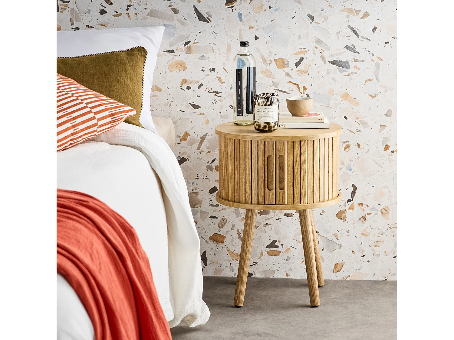 Table de chevet ovale 2 portes coulissantes poignées creusées. effet bois rainuré. L40 x l34 x H54.8cm