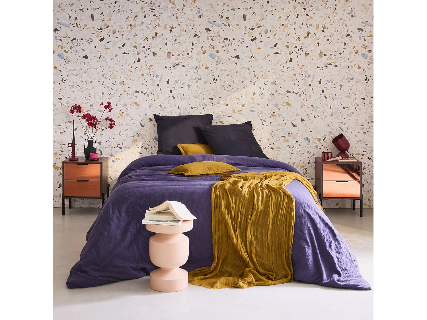 Lot de 2 tables de chevet vintage 2 tiroirs décor bois et vitres fumées. L 43 x P 38 x H 54.8cm