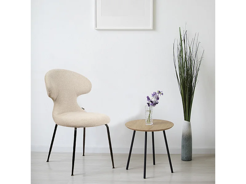 Chaise en tissu doux beige avec pieds en métal noir - GLORIA