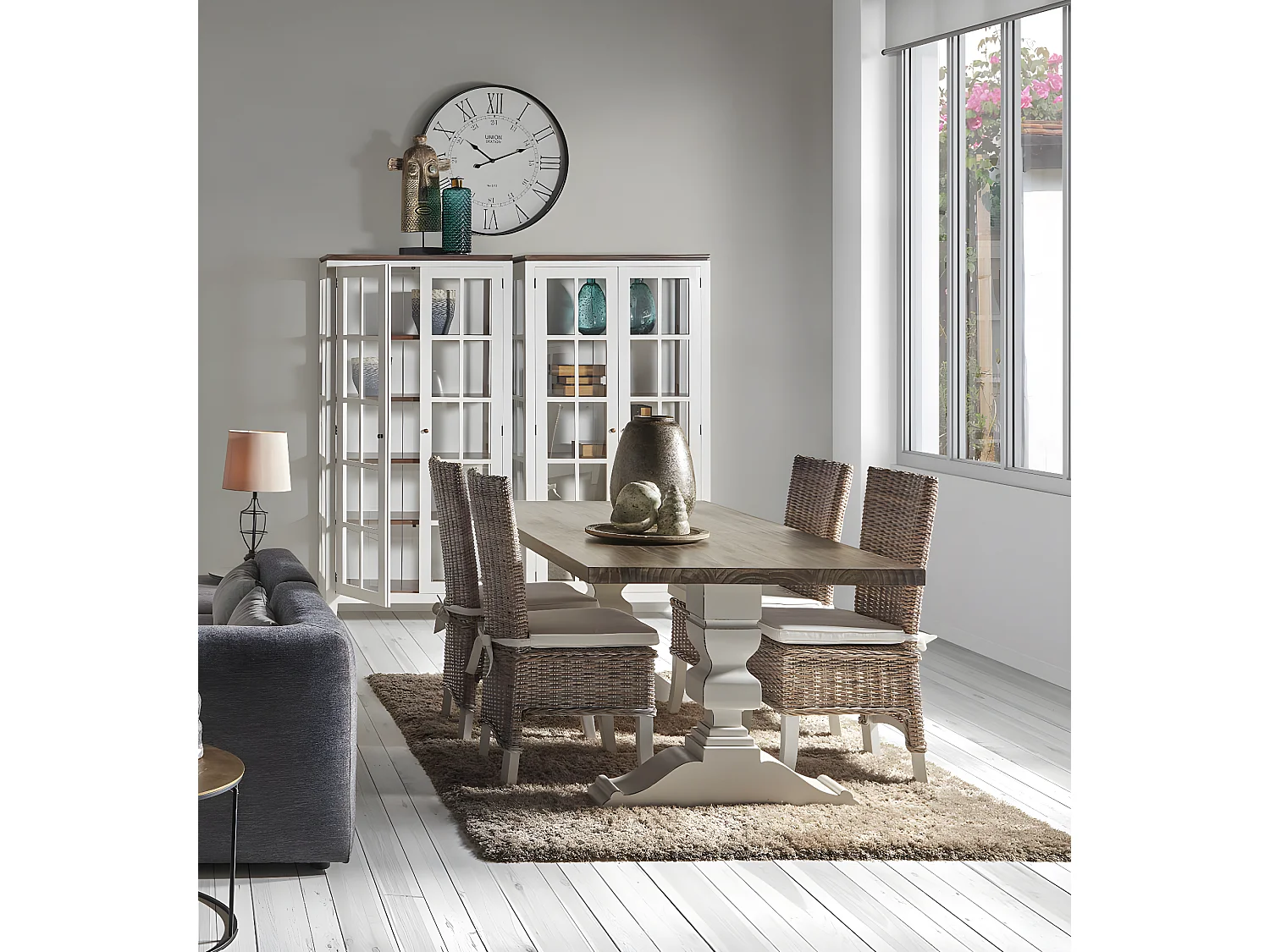 Vitrina provenzal con 2 puertas de madera maciza de mindi blanco y marrón, Kirest 95 cm