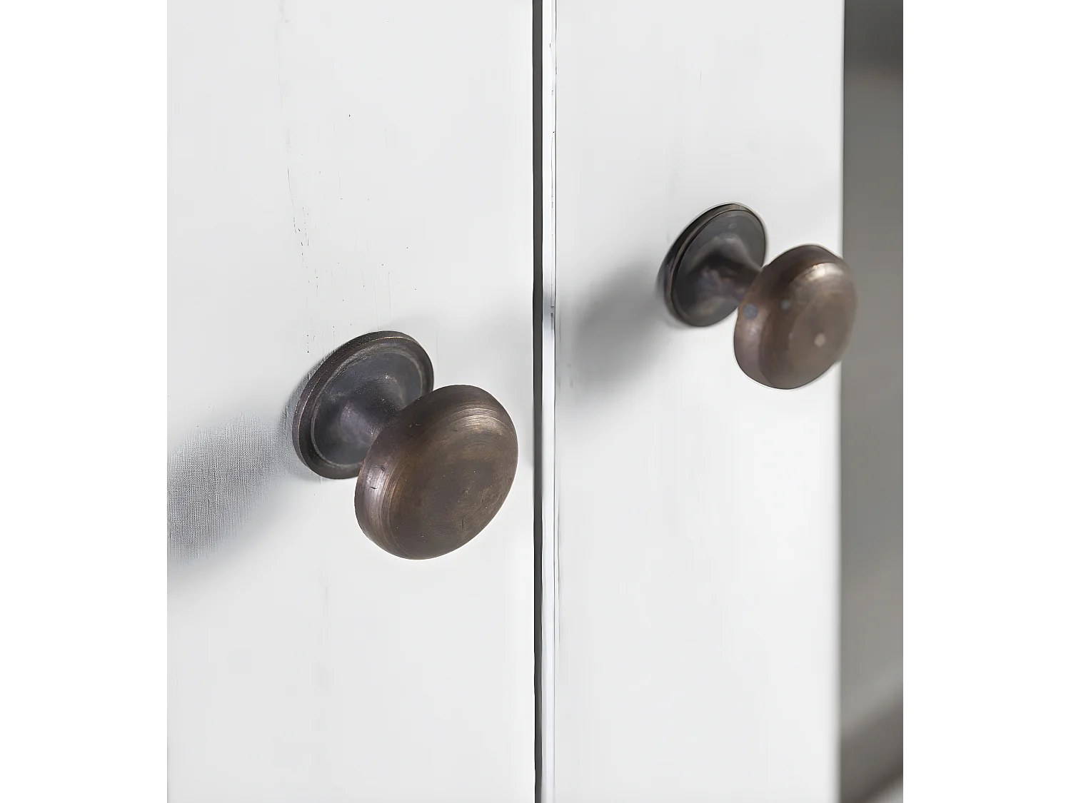 Vitrine provençale 2 portes bois massif de mindi blanc et marron Kirest 95cm