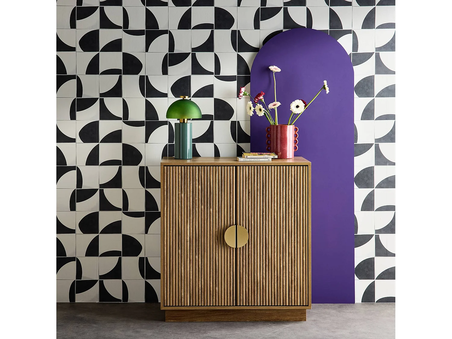 Buffet exotique 2 portes. décor bois de manguier rainuré. buffet haut. vaisselier. poignées en métal doré. L 80 x P 40 x H 85cm