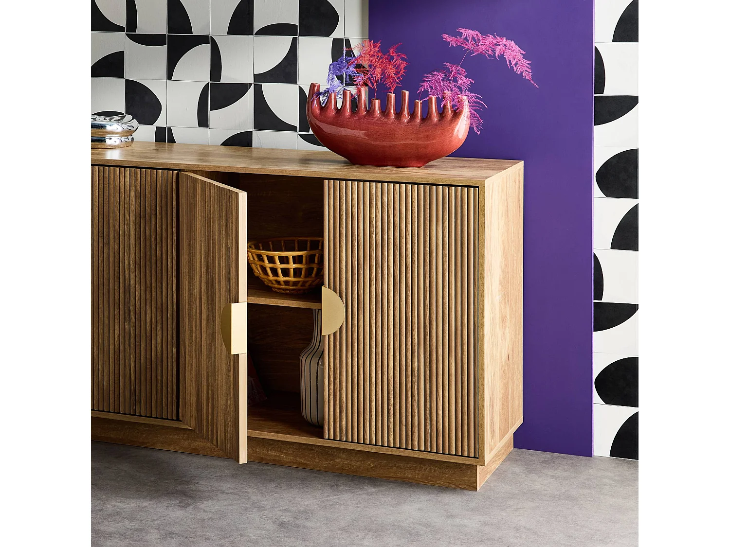 Buffet exotique 4 portes. décor bois de manguier rainuré. buffet bas. poignées en métal doré. L 160 x P 40 x H 75cm