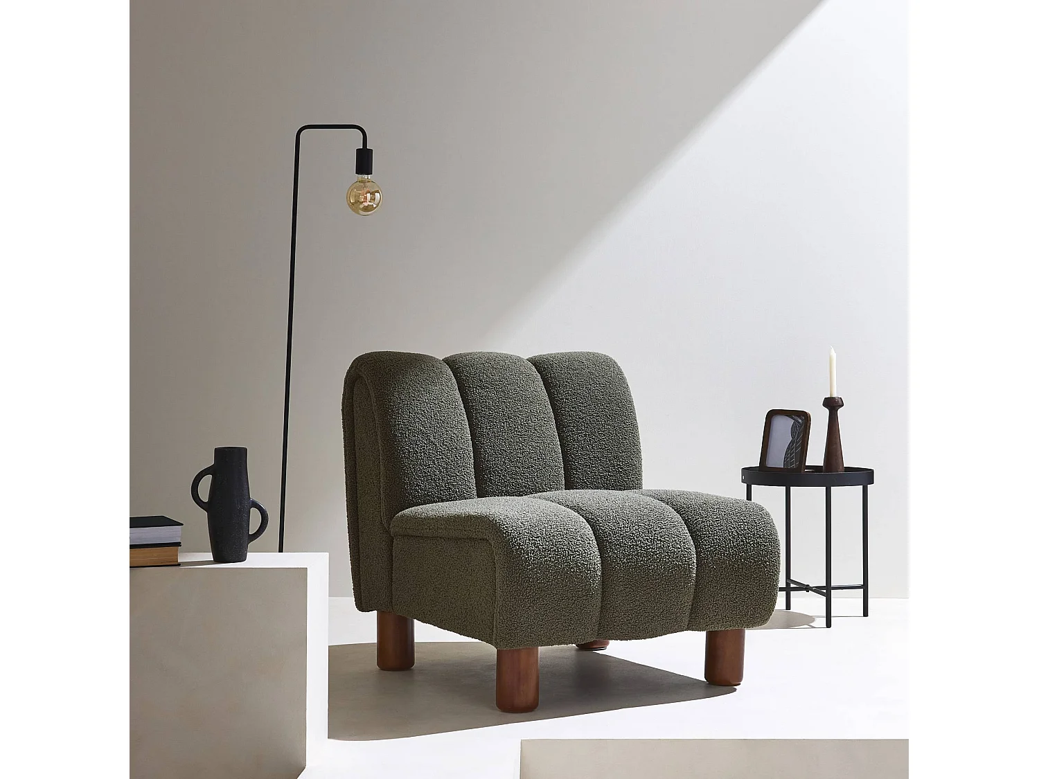 Fauteuil relax pieds arrondis en bois et tissu bouclette kaki foncé