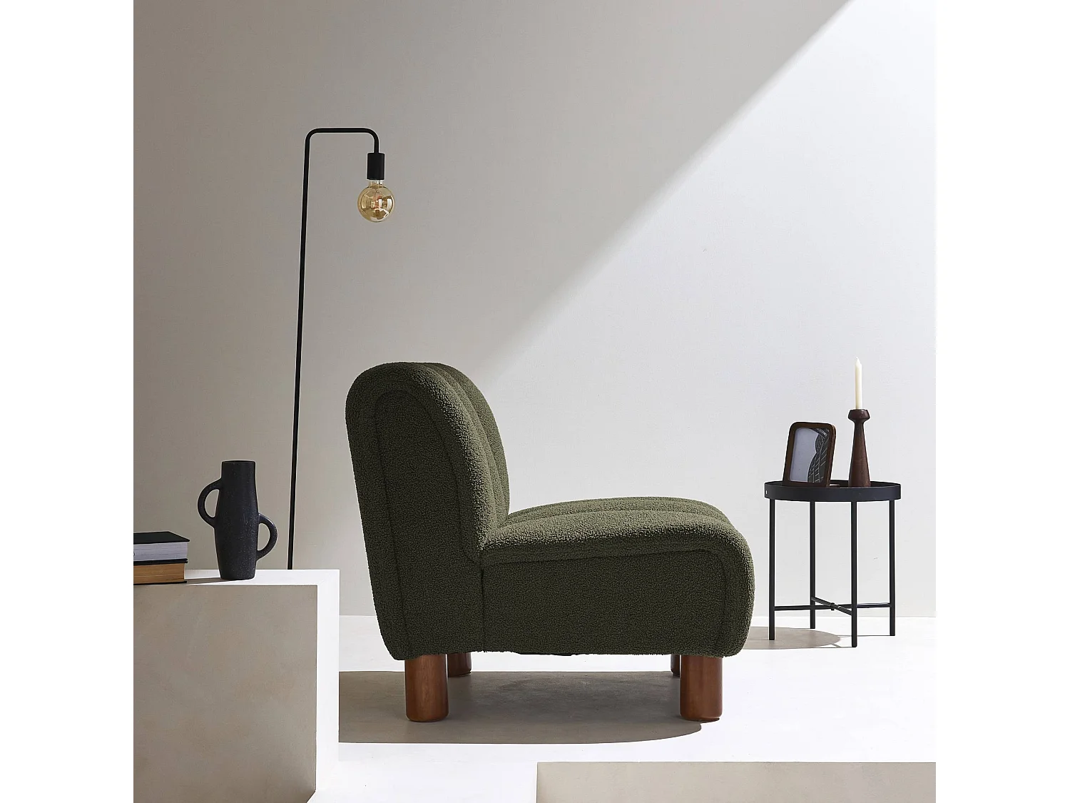 Poltrona relax con gambe rotonde in legno e tessuto bouclé, kaki