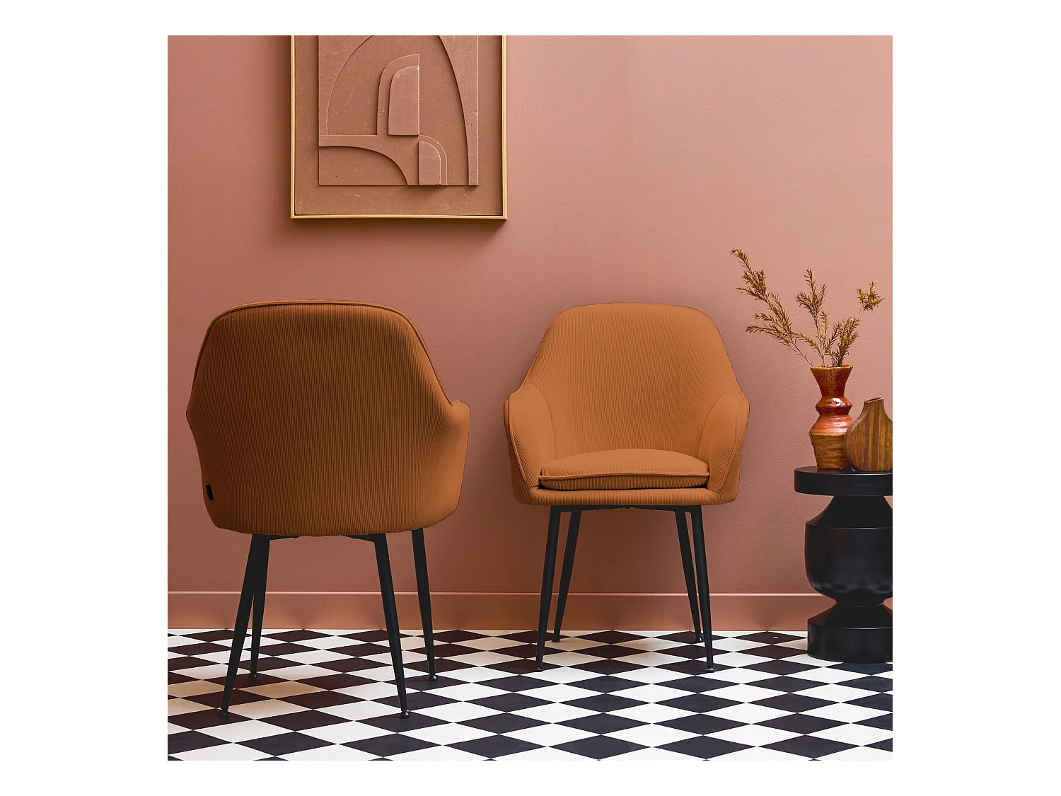 Lot de 2 fauteuils en velours côtelé camel et pieds en métal noir mat. L 57 x P 59 x H 84.5