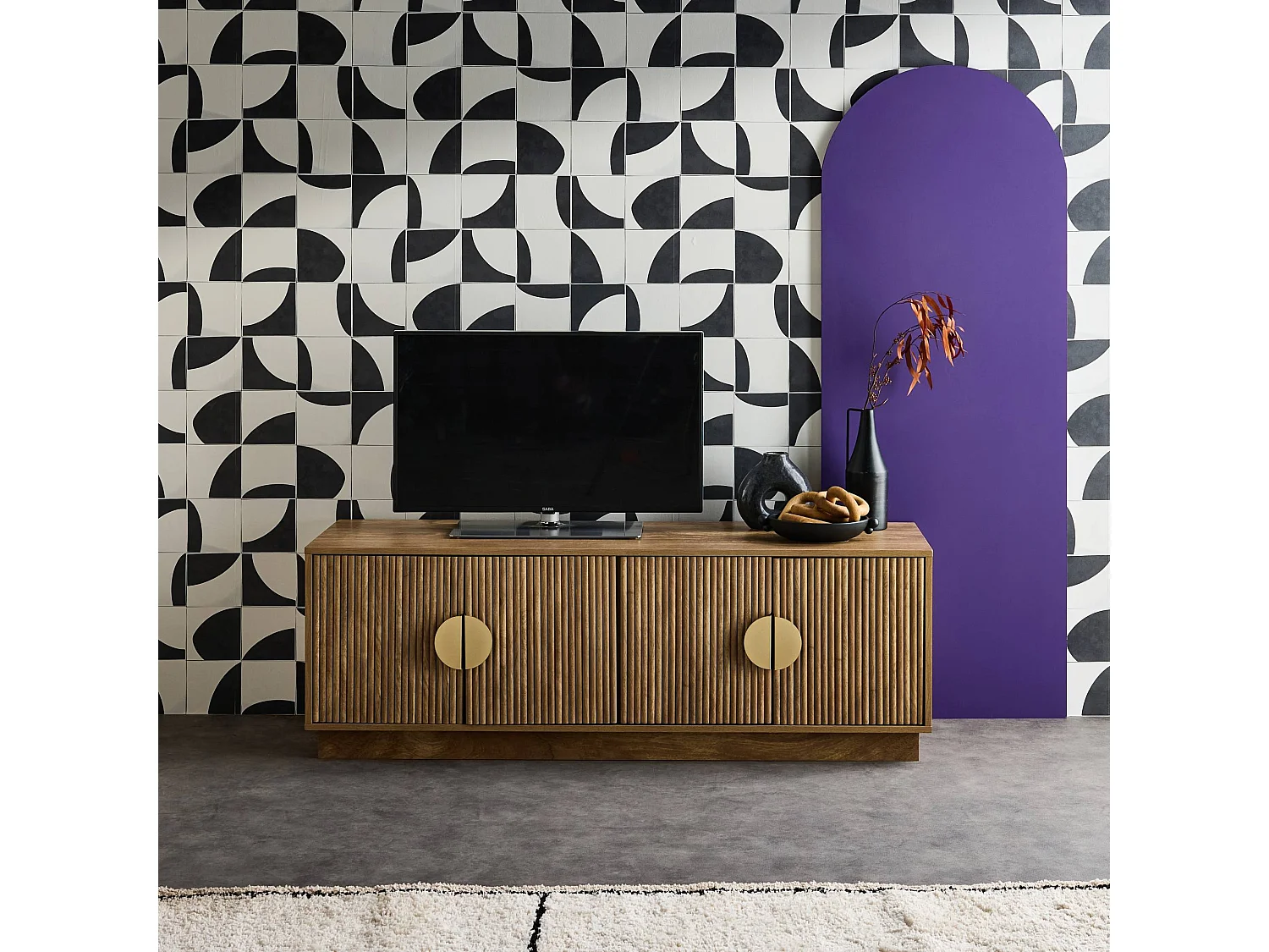 Meuble TV exotique 4 portes décor bois de manguier. poignées en métal doré L 140 x P 40 x H 48cm