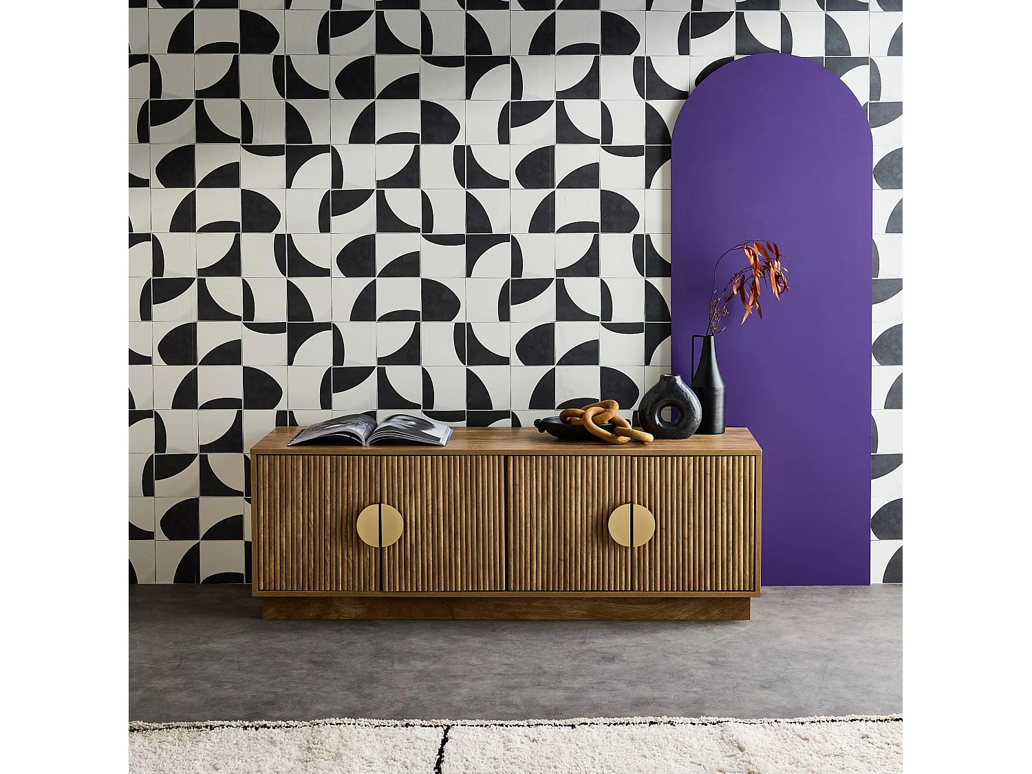 Meuble TV exotique 4 portes décor bois de manguier. poignées en métal doré L 140 x P 40 x H 48cm