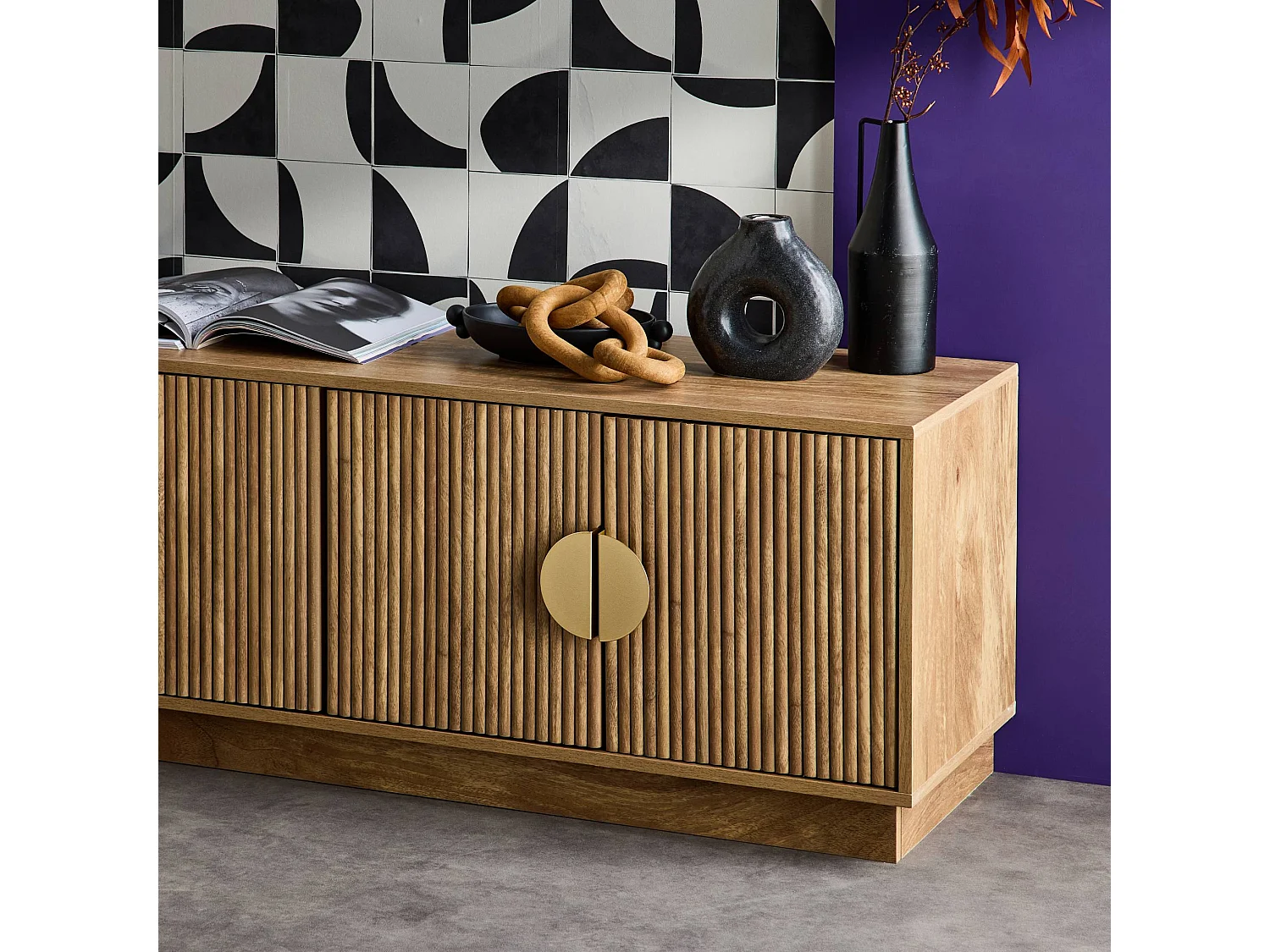 Meuble TV exotique 4 portes décor bois de manguier. poignées en métal doré L 140 x P 40 x H 48cm