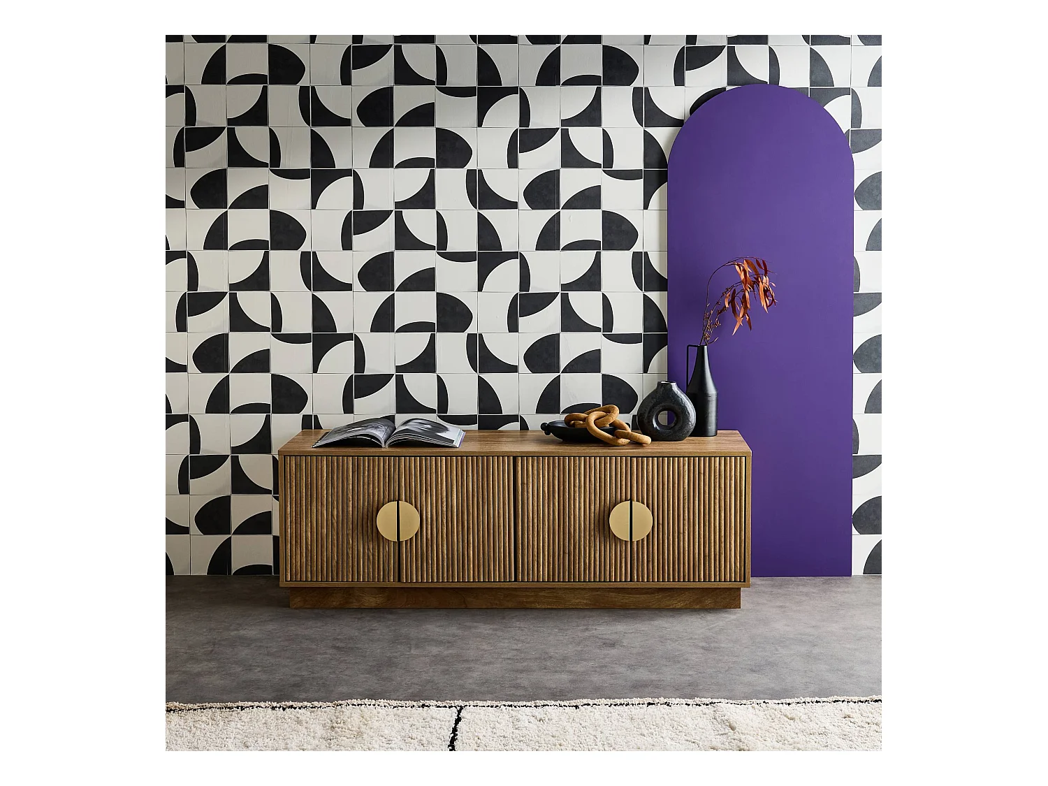 Meuble TV exotique 4 portes décor bois de manguier. poignées en métal doré L 140 x P 40 x H 48cm
