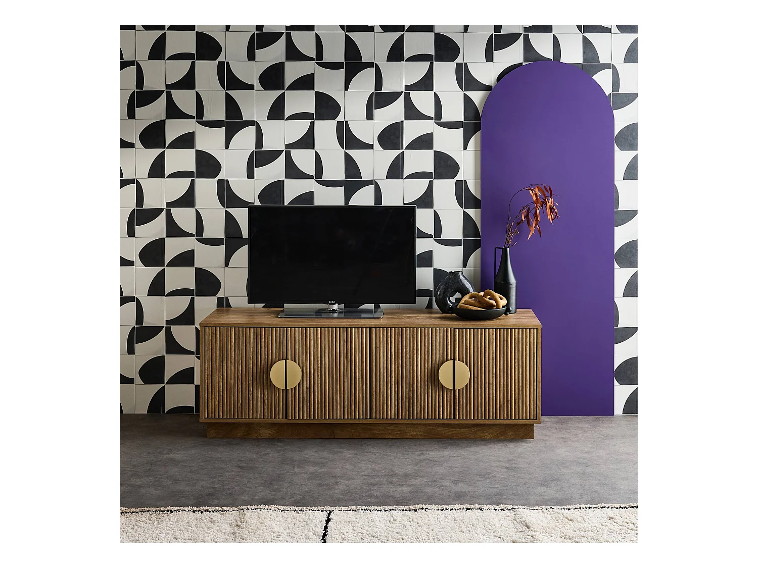 Meuble TV exotique 4 portes décor bois de manguier. poignées en métal doré L 140 x P 40 x H 48cm