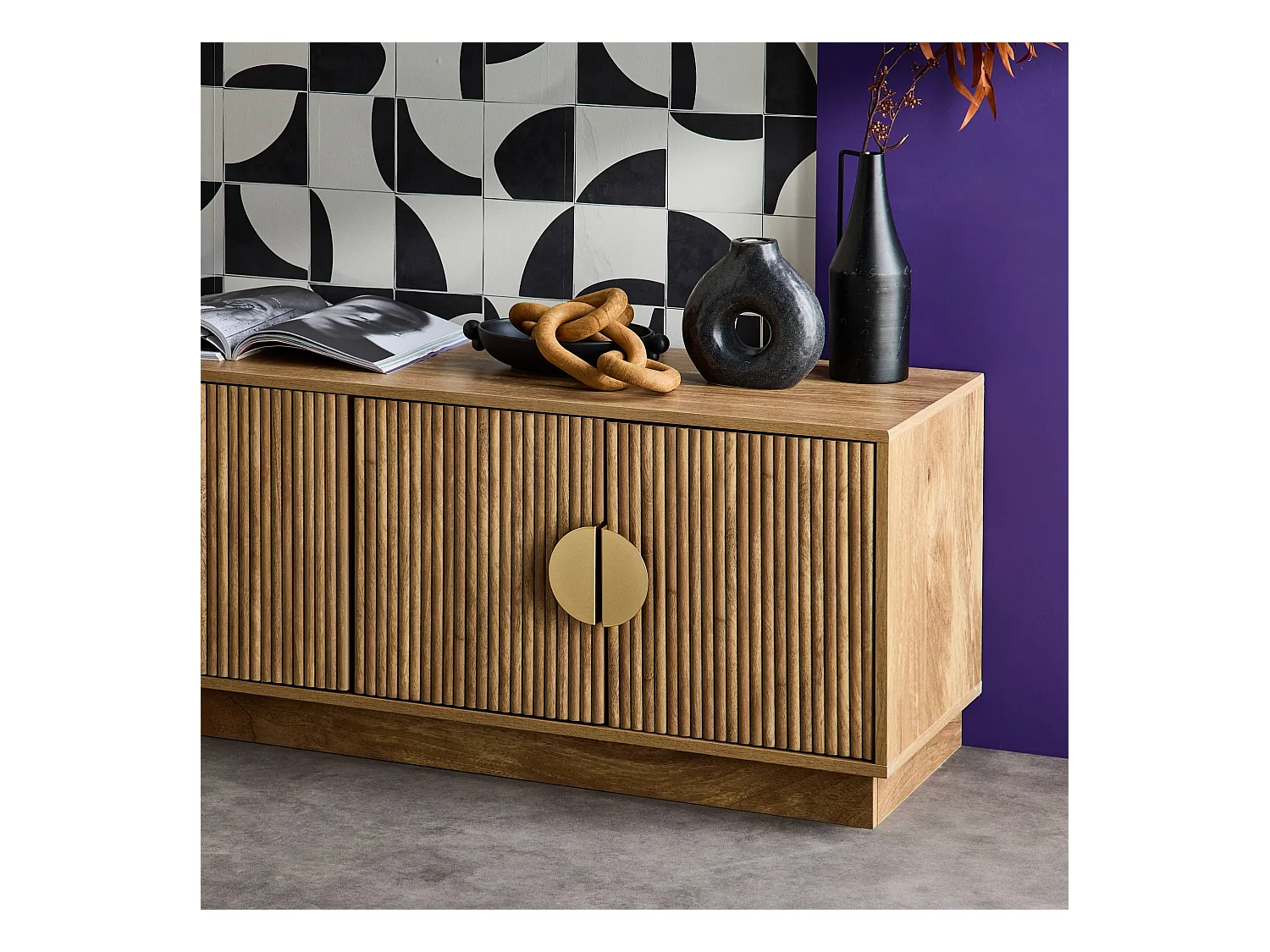 Meuble TV exotique 4 portes décor bois de manguier. poignées en métal doré L 140 x P 40 x H 48cm