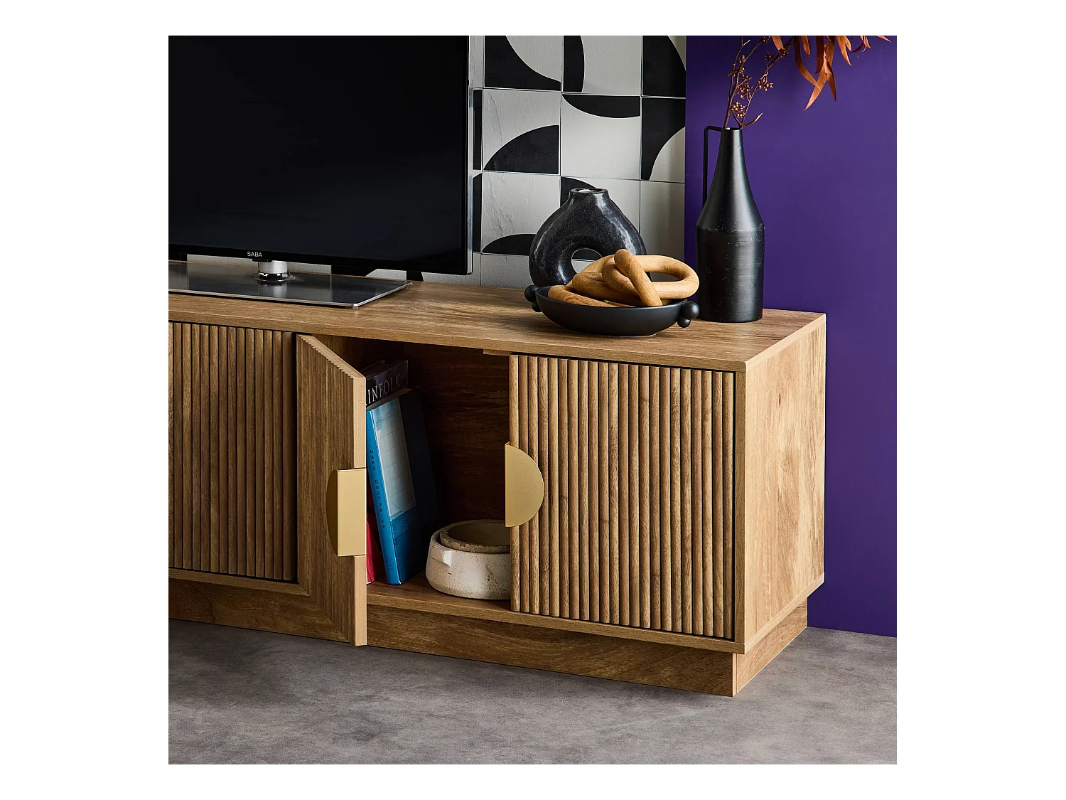 Meuble TV exotique 4 portes décor bois de manguier. poignées en métal doré L 140 x P 40 x H 48cm