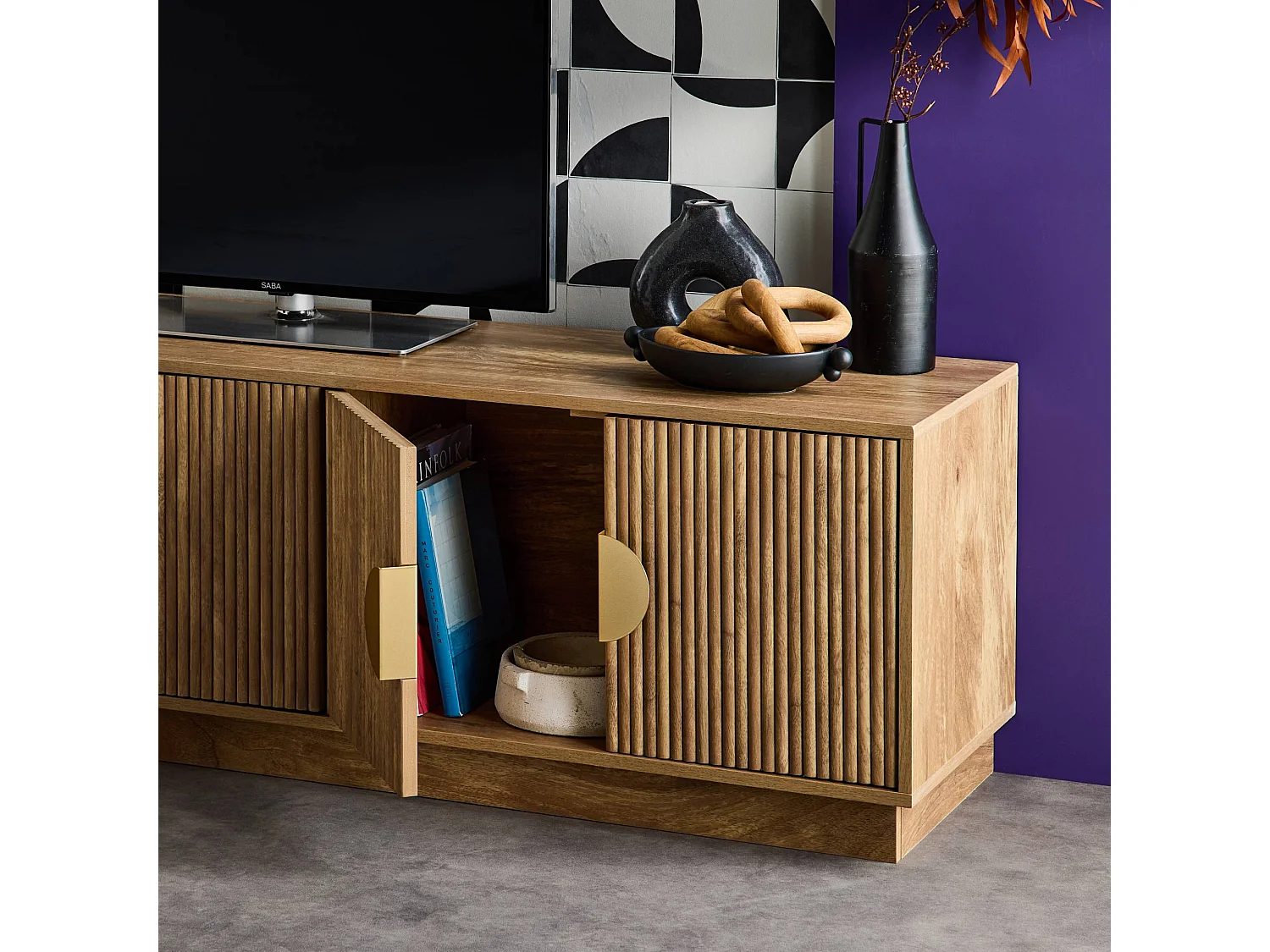 Meuble TV exotique 4 portes décor bois de manguier. poignées en métal doré L 140 x P 40 x H 48cm