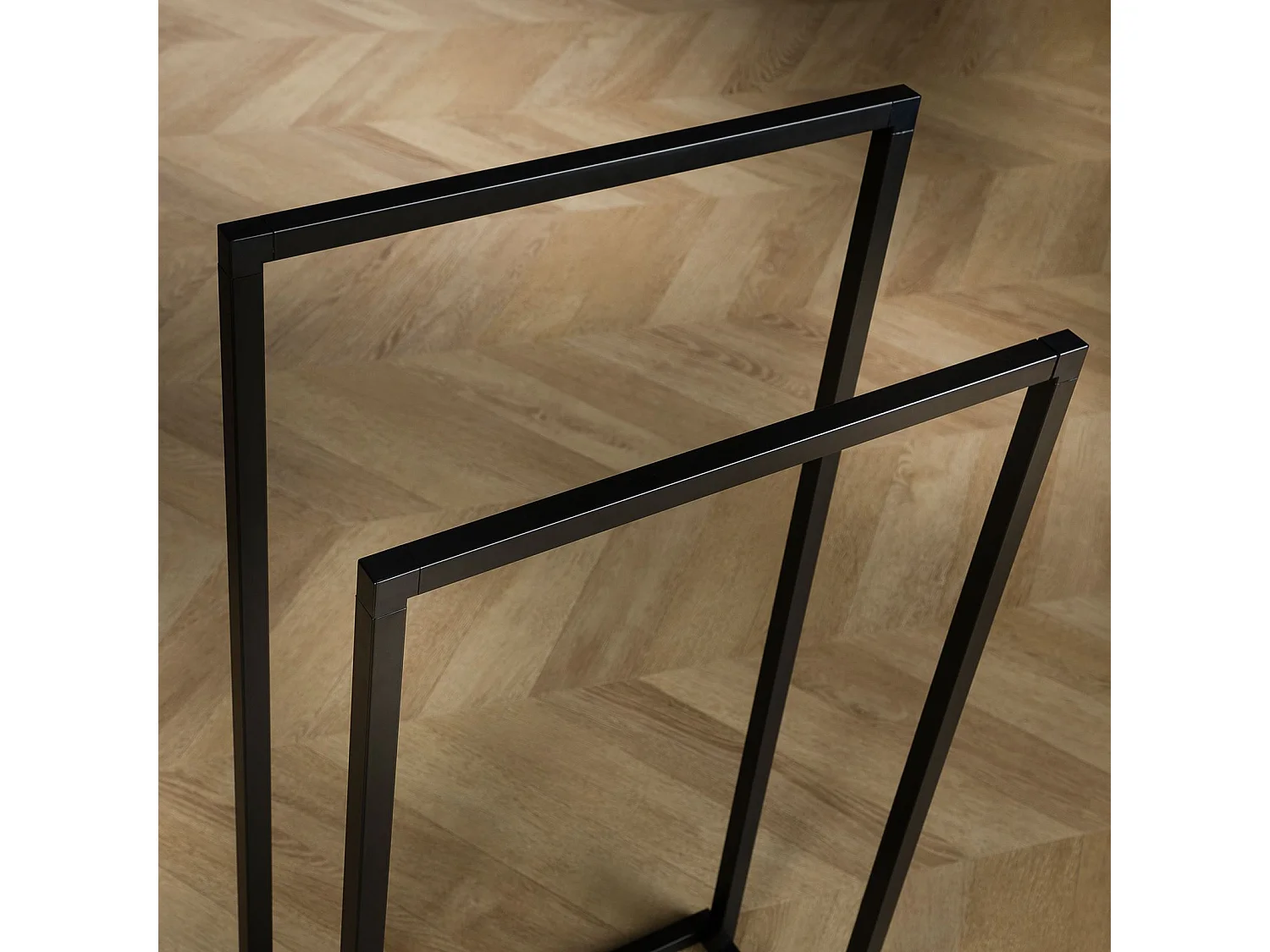 Porte Serviette Salle de Bain MAILO H 84 cm en Métal Noir, Design Simple et Moderne, Sur Pieds avec Socle Stable