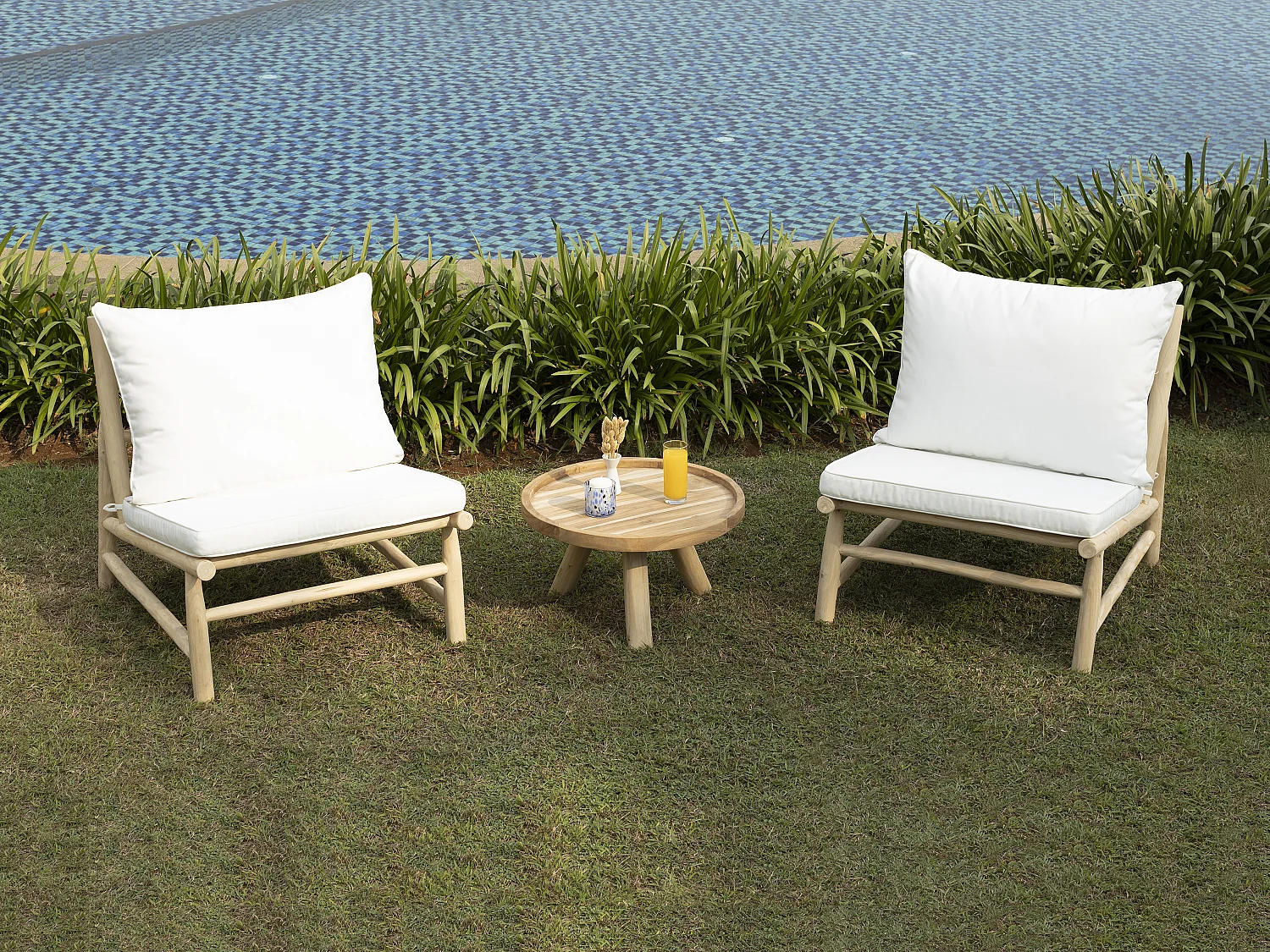 Salon de jardin en teck : 2 fauteuils et une table basse ronde - Naturel clair et blanc - TULUM de MYLIA