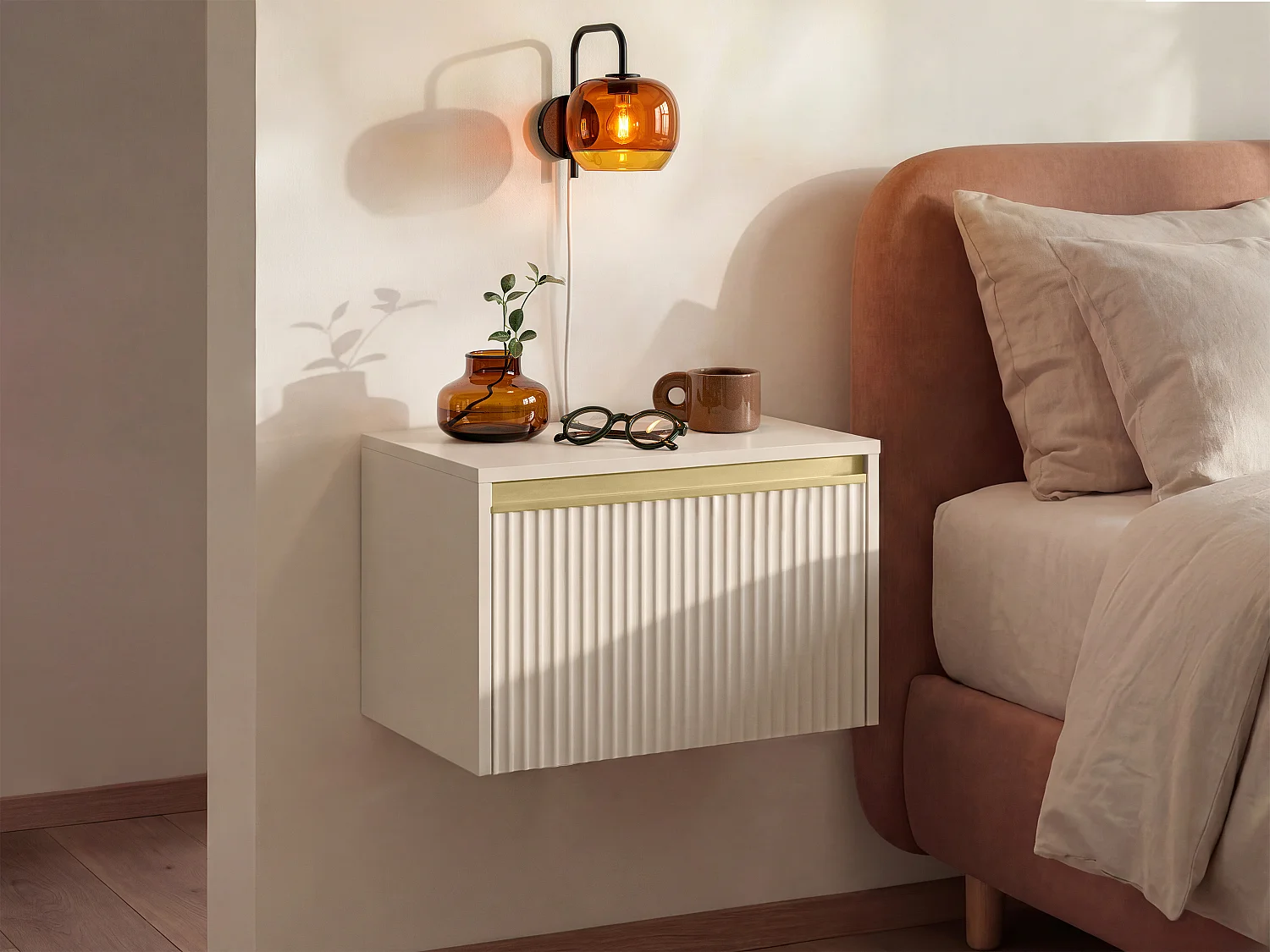 Lot de 2 tables de chevet suspendues ou à poser avec 1 tiroir - MDF - Beige et doré - POSINIA