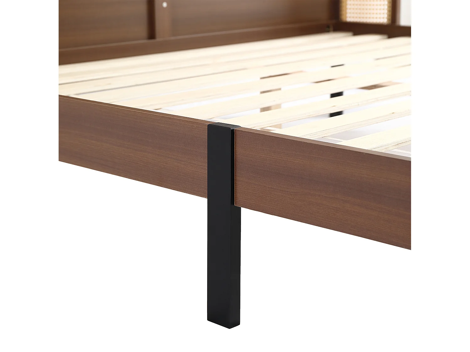 Cama de adulto 160x200cm, cama de casal em madeira de pinho + MDF, com estrado de ripas de madeira, e cabeceira de design em PVC + PU rattan, nogueira