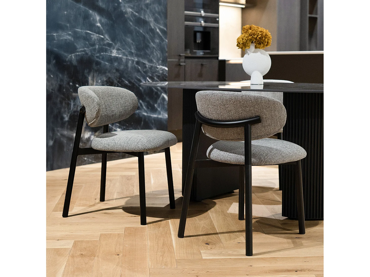 Lot de 2 chaises en tissu gris foncé chiné et pieds en métal noir - Nao