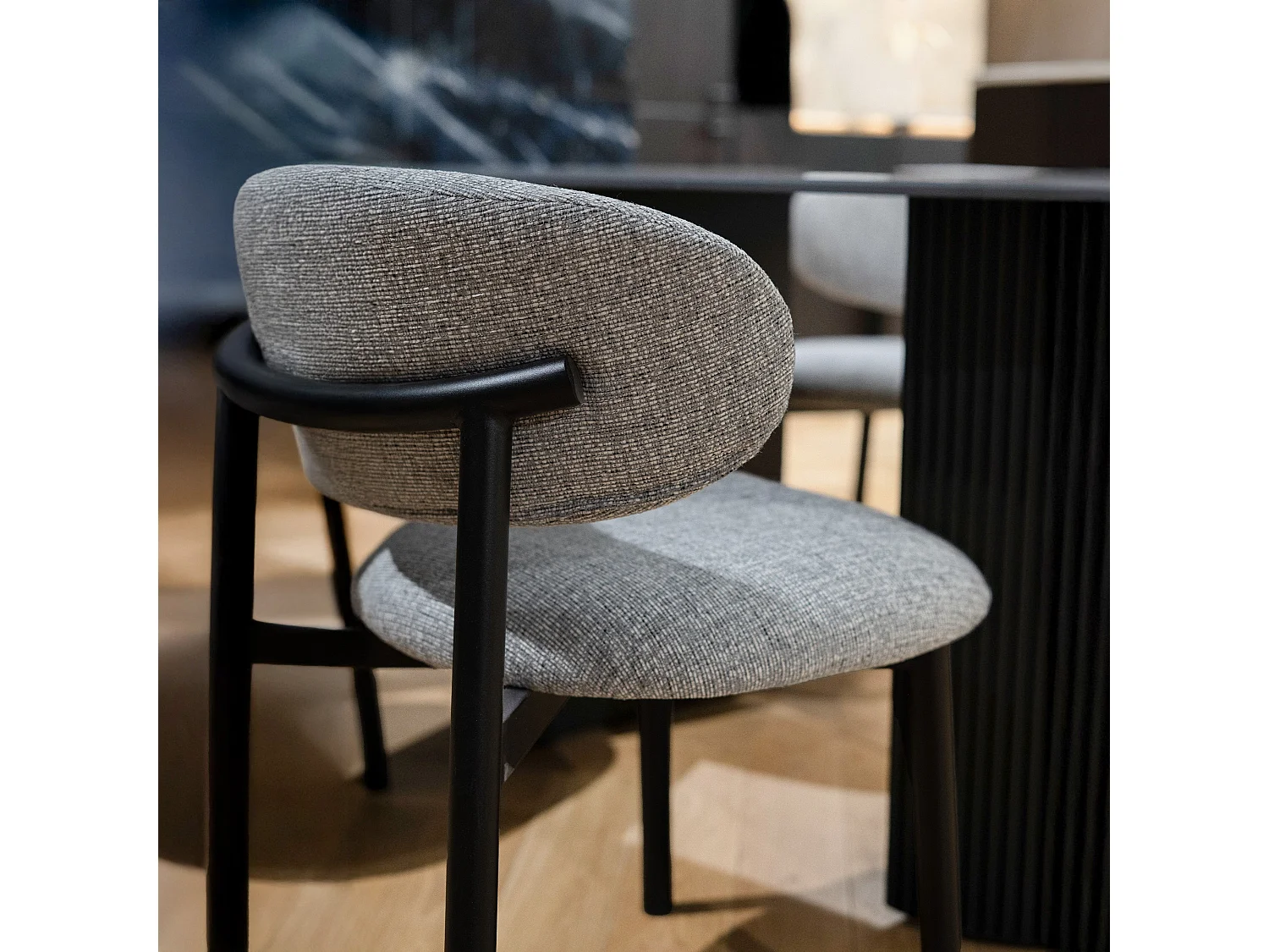 Lot de 2 chaises en tissu gris foncé chiné et pieds en métal noir - Nao