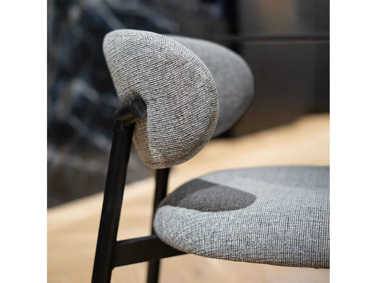 Lot de 2 chaises en tissu gris foncé chiné et pieds en métal noir - Nao