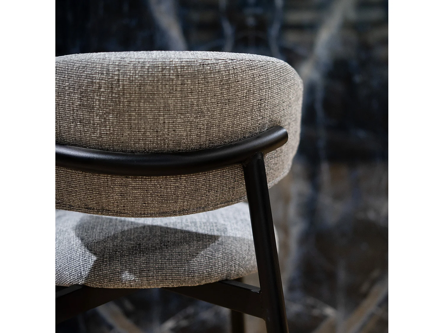 Set di 2 sedie in tessuto grigio scuro mélange e gambe in metallo nero - Nao