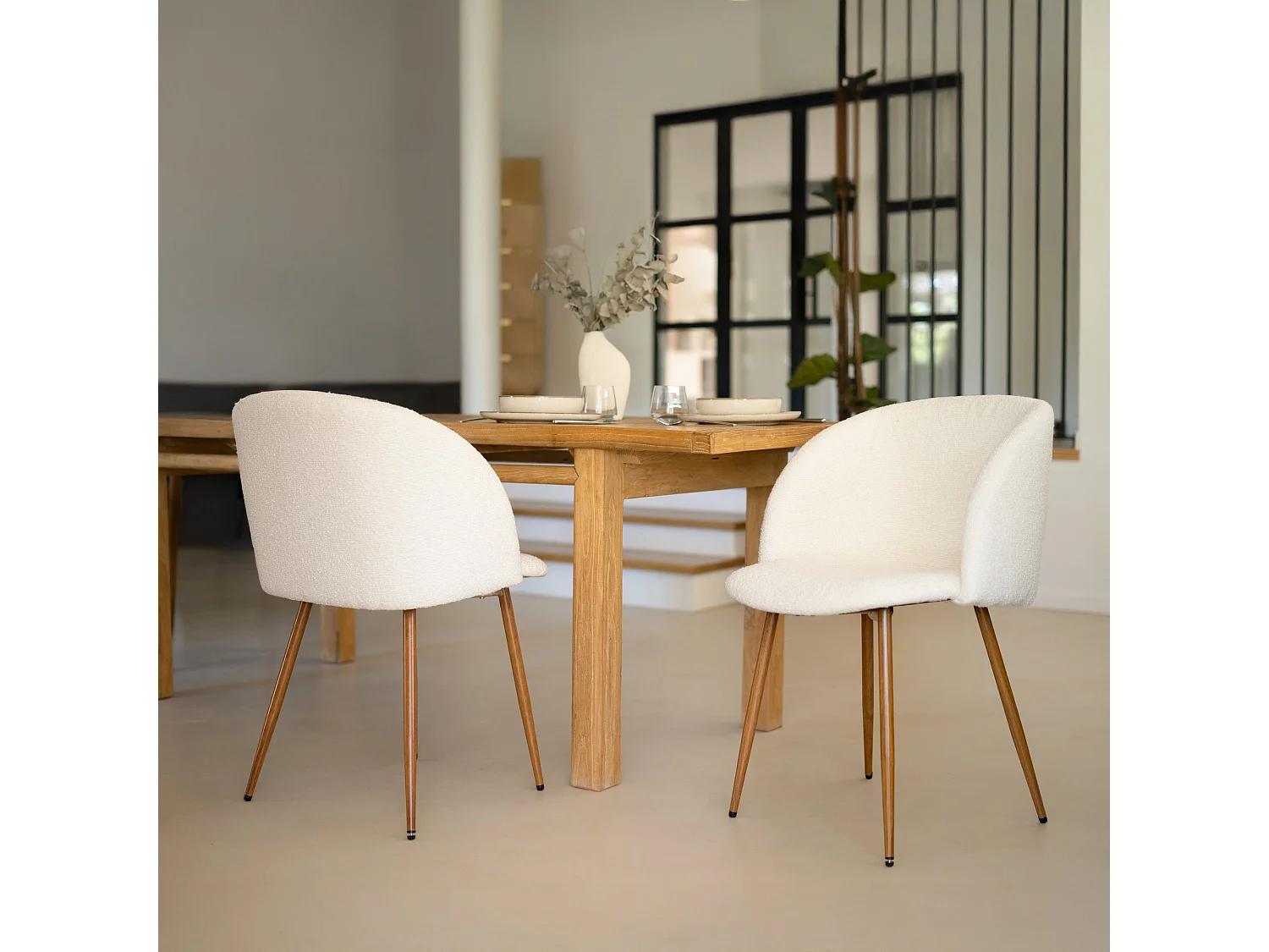 Set di 2 sedie in tessuto bouclé beige e gambe marroni - Swan