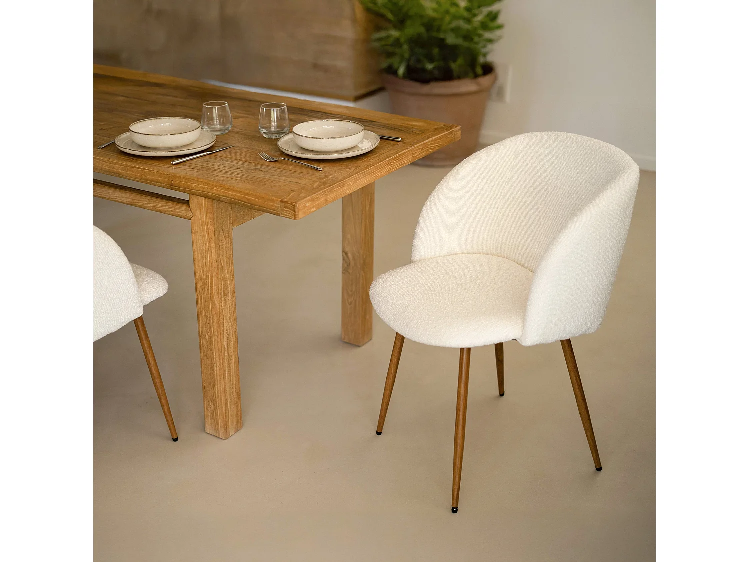 Set de 2 sillas en tejido bouclé beige con patas marrones - Swan