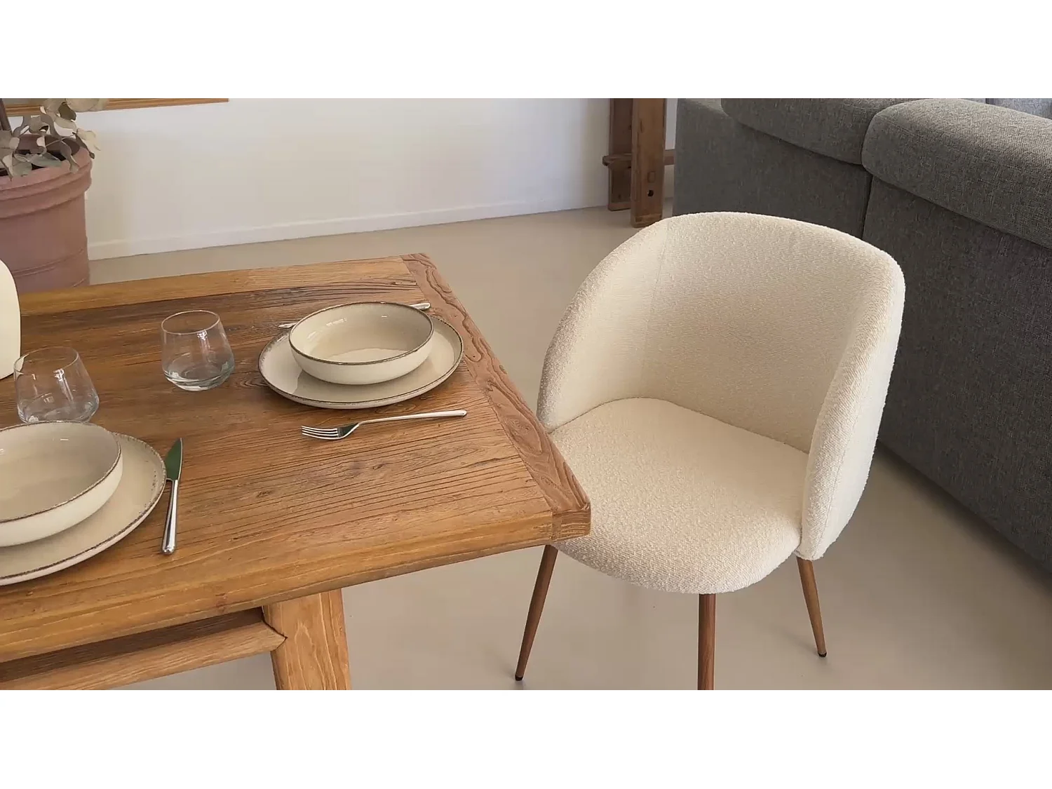 Set de 2 sillas en tejido bouclé beige con patas marrones - Swan