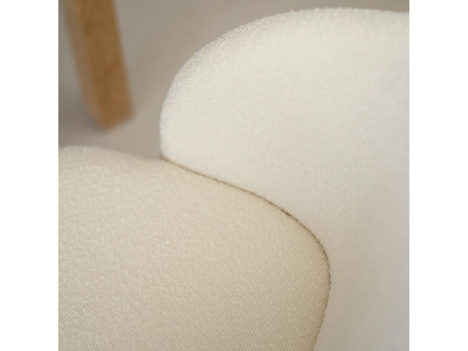 Set de 2 sillas en tejido bouclé beige con patas marrones - Swan