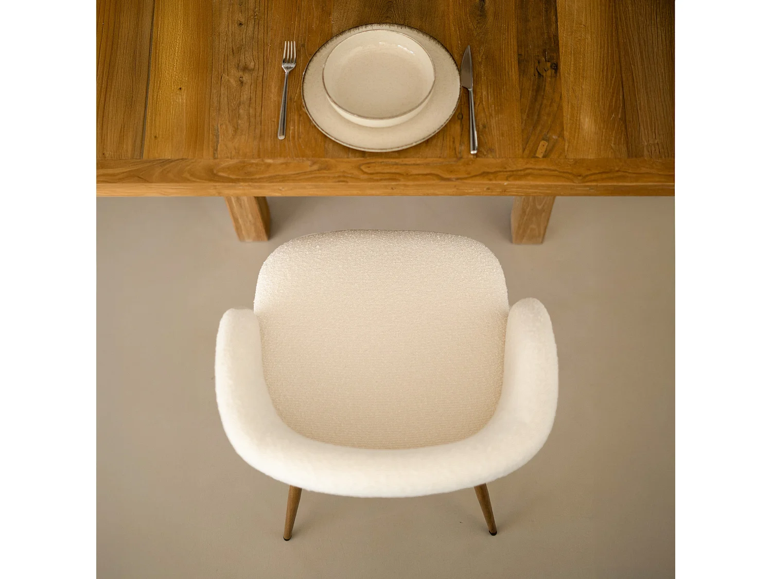 Set de 2 sillas en tejido bouclé beige con patas marrones - Swan