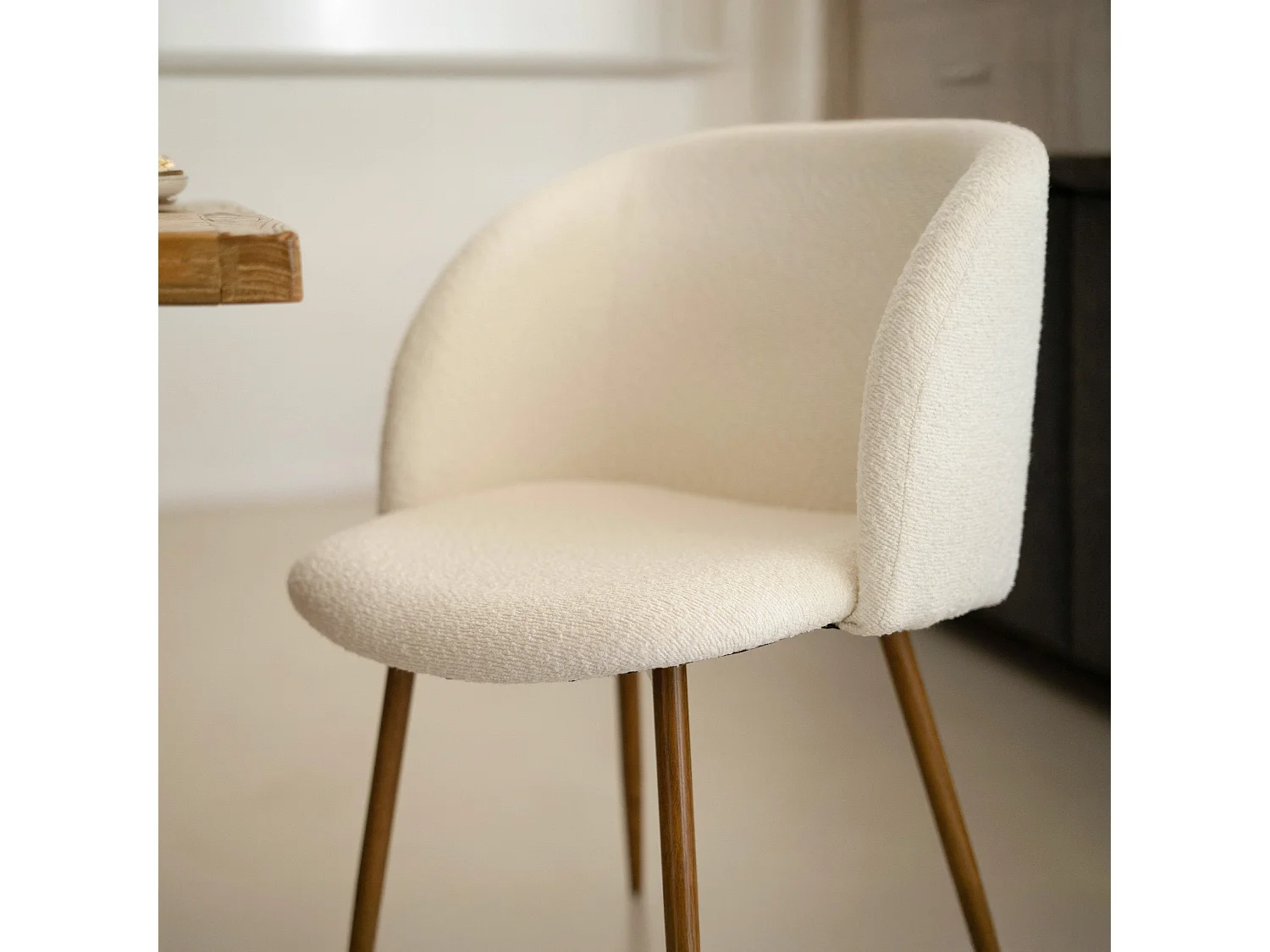 Set de 2 sillas en tejido bouclé beige con patas marrones - Swan