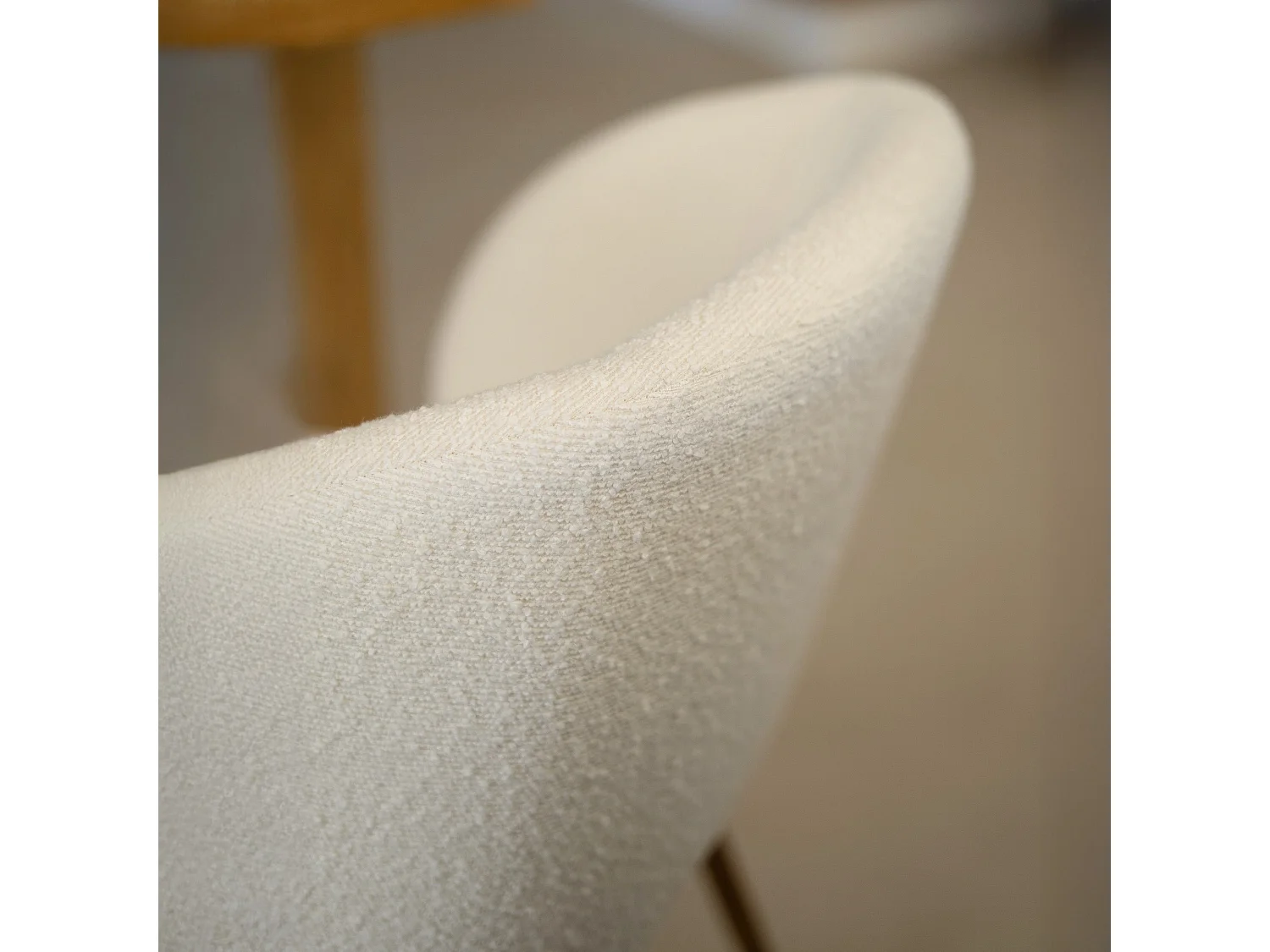 Set de 2 sillas en tejido bouclé beige con patas marrones - Swan