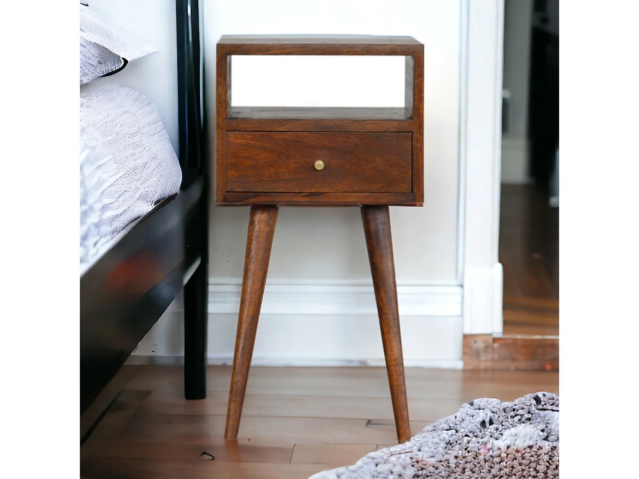 Table de chevet mini en châtaignier.