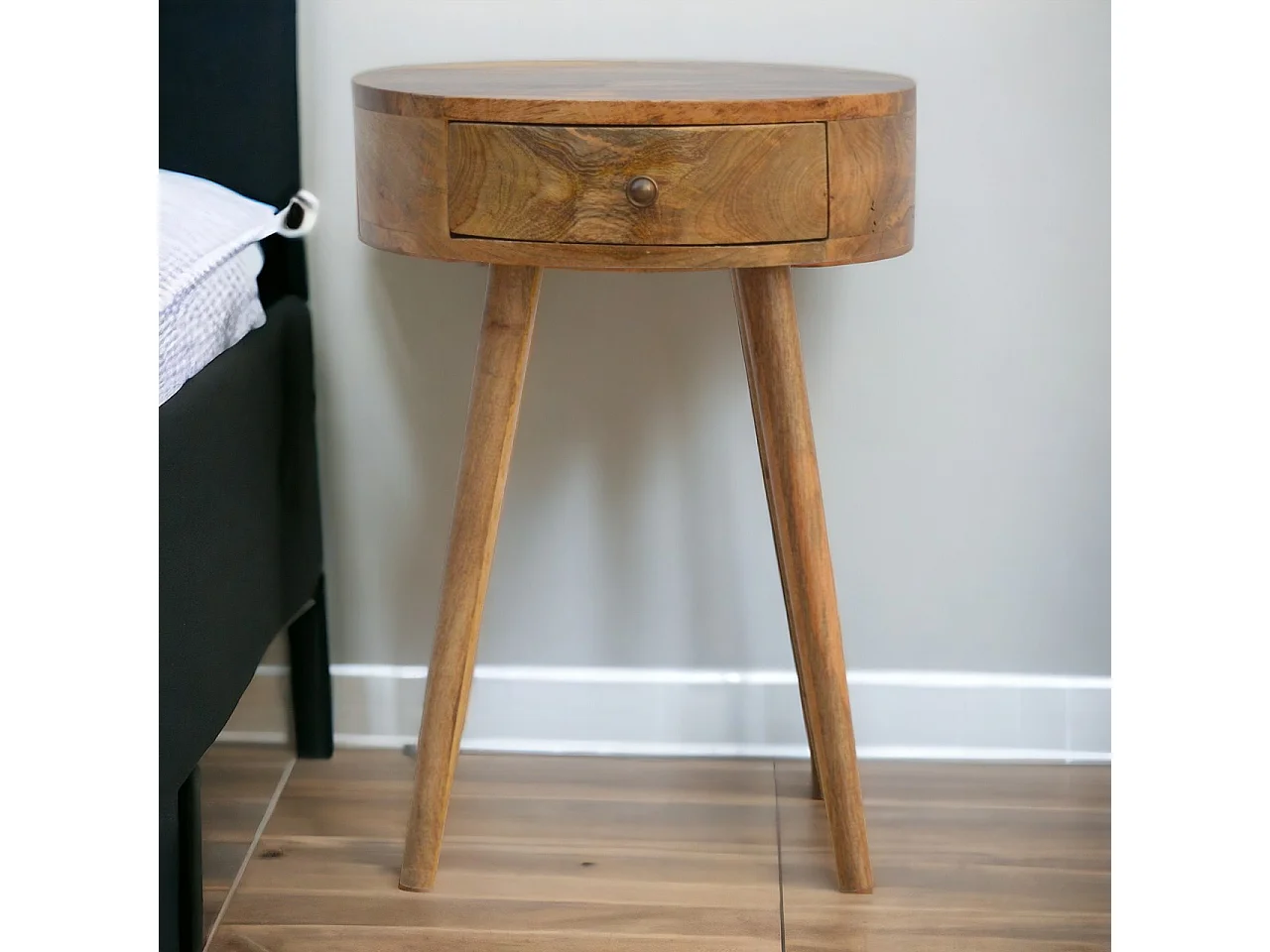 Table de chevet circulaire nordique.