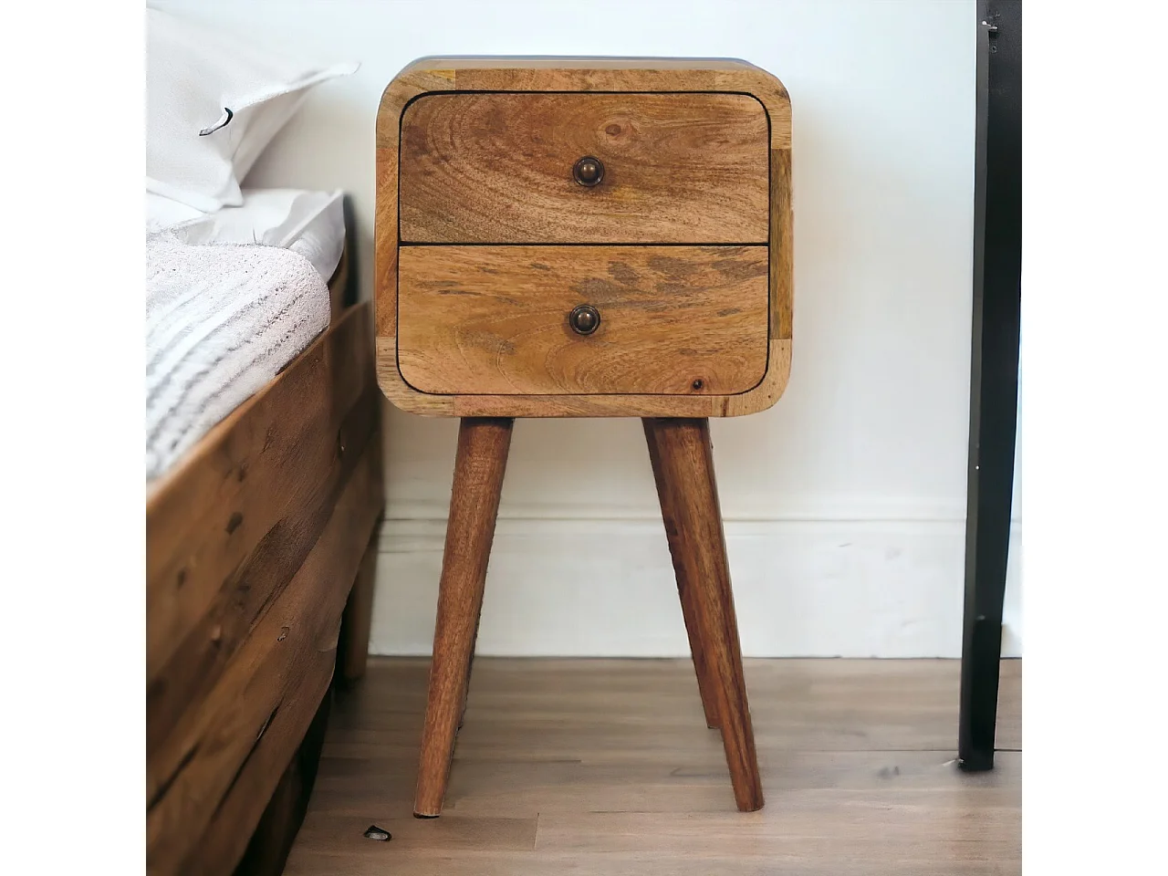 Mini Table de Nuit Courbée en Chêne-Style