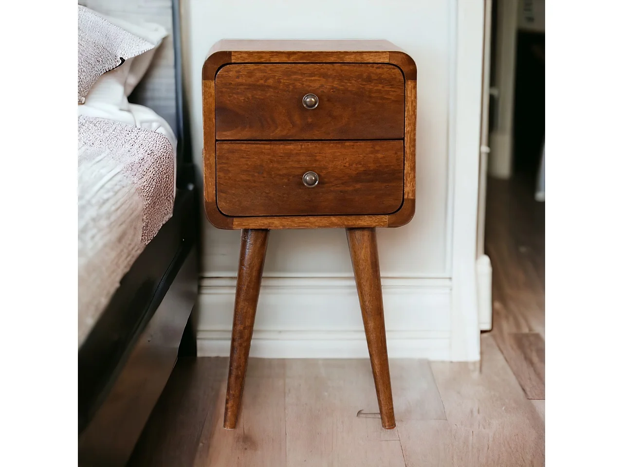 Mini Table de Chevet Courbée en Châtaignier.