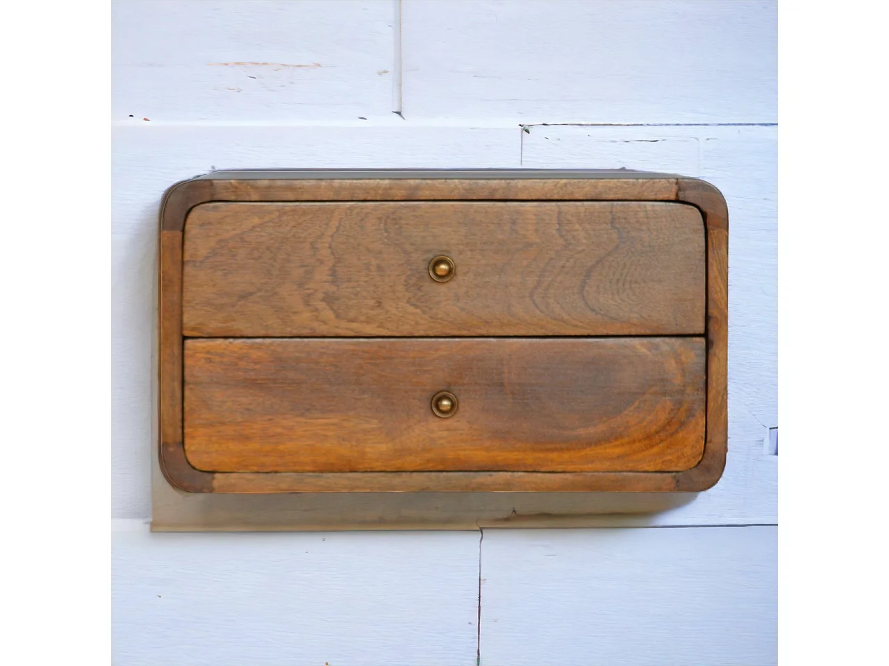 Table de chevet en châtaignier flottante et courbée.